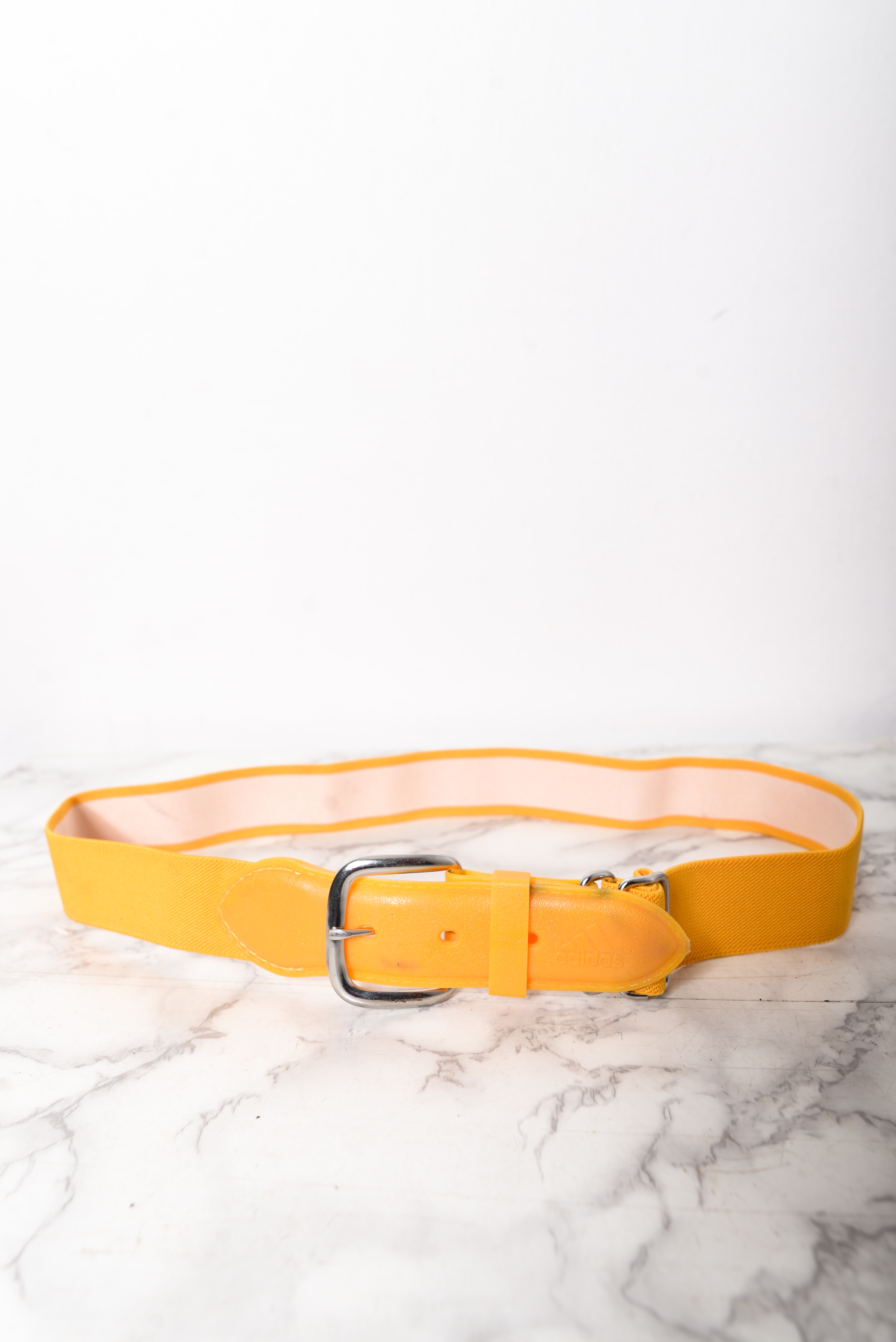 Cinturón Adidas mostaza elasticado