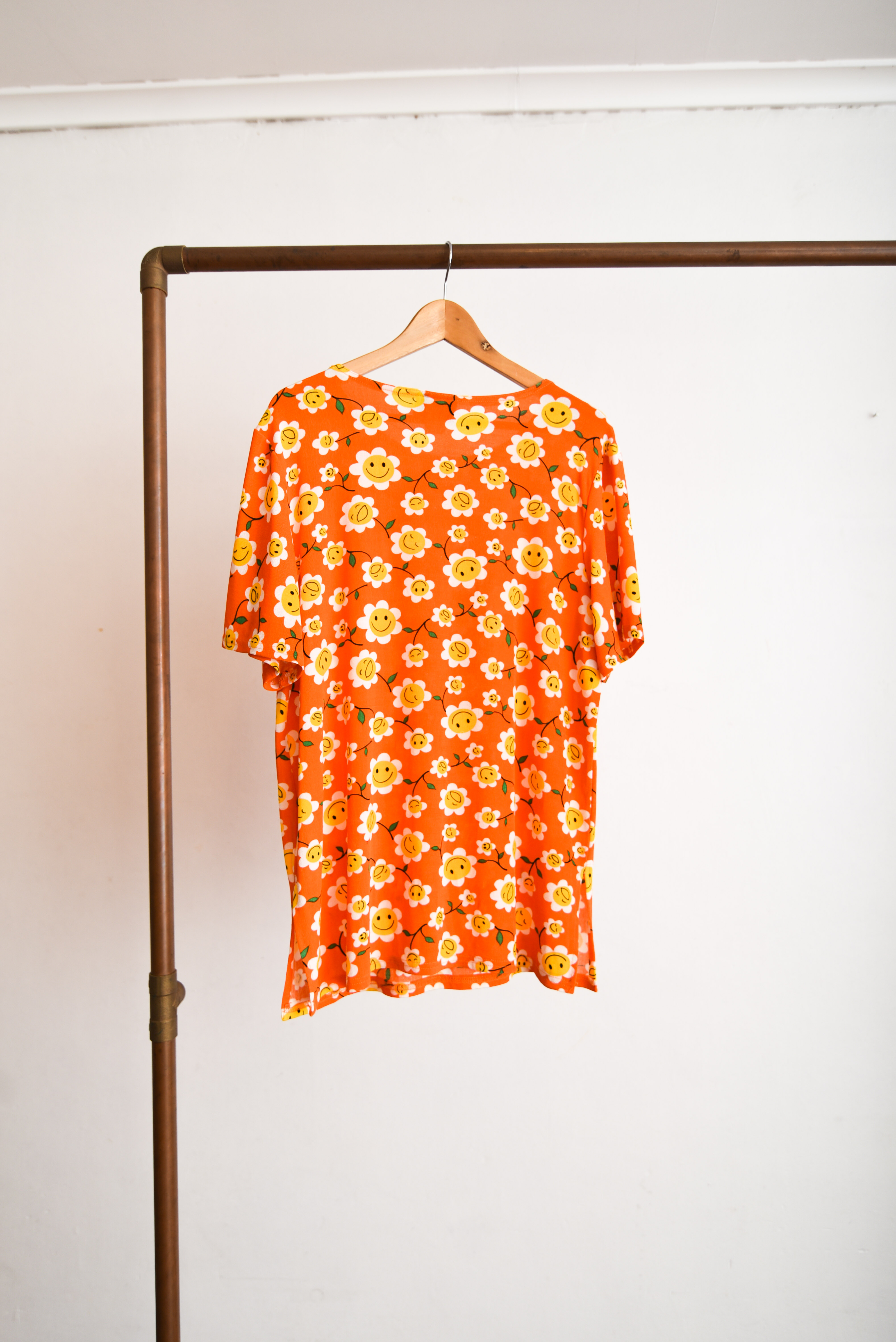 Polera naranja 90s smiley floral 
