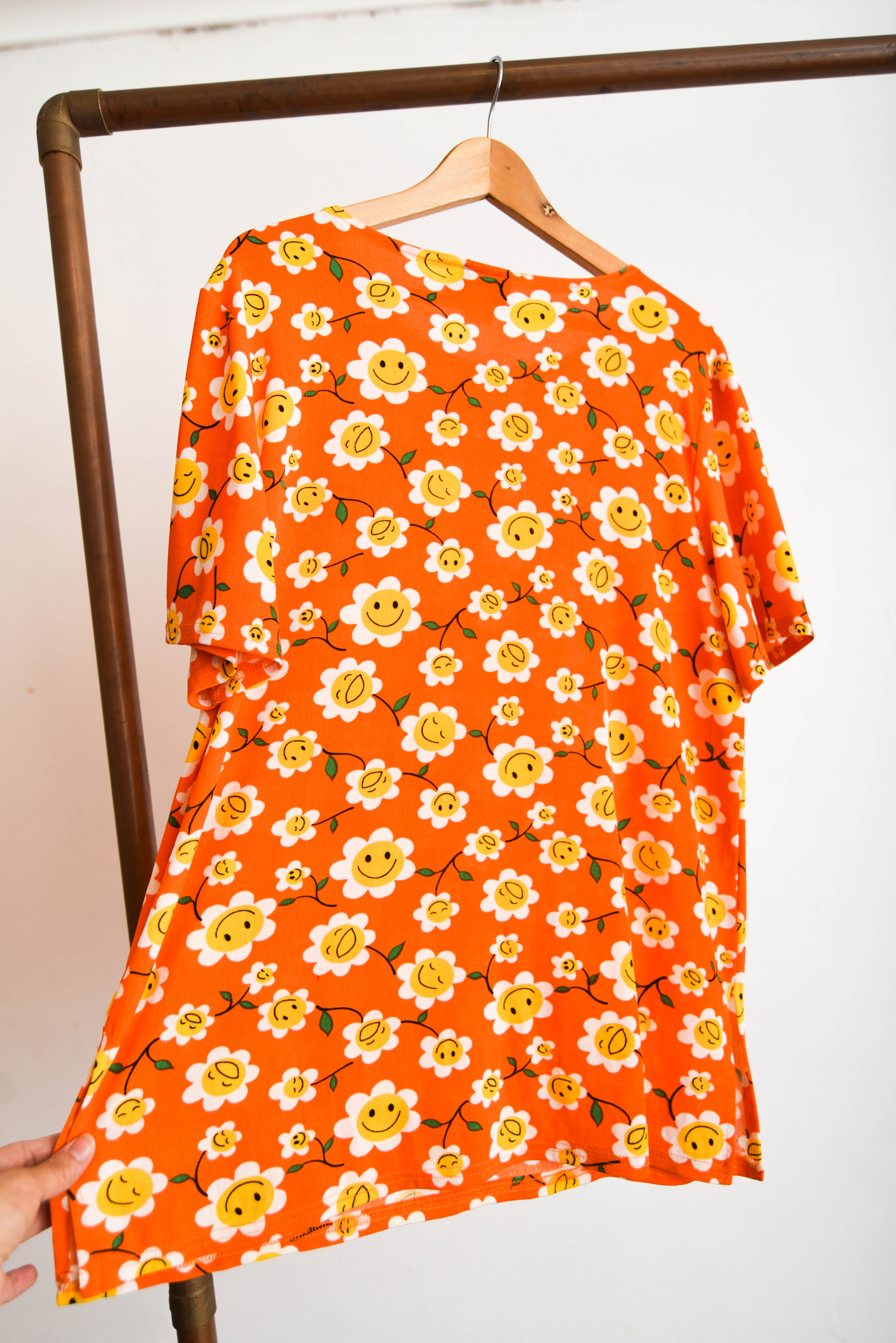 Polera naranja 90s smiley floral 