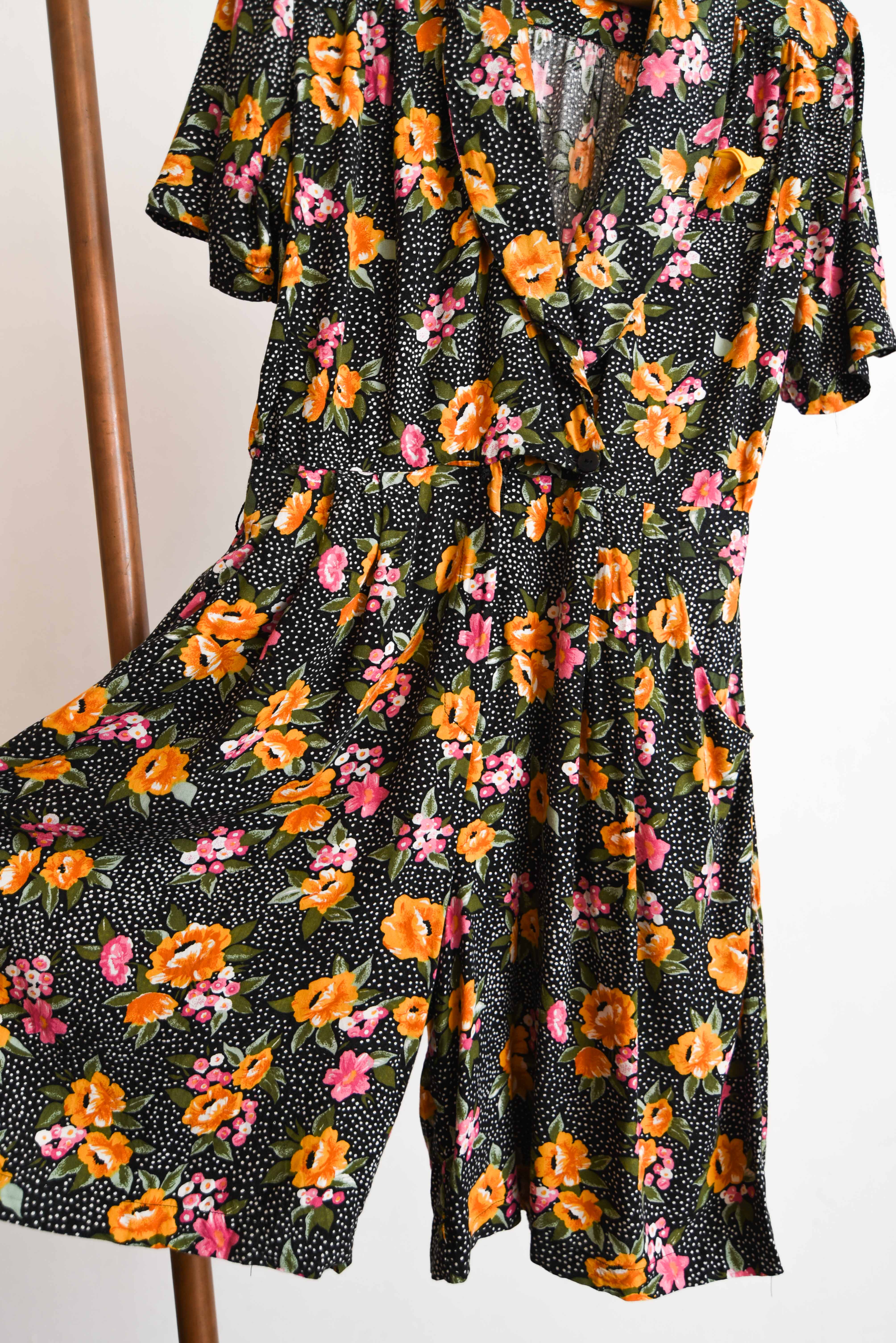 Enterito negro vintage flores y puntos