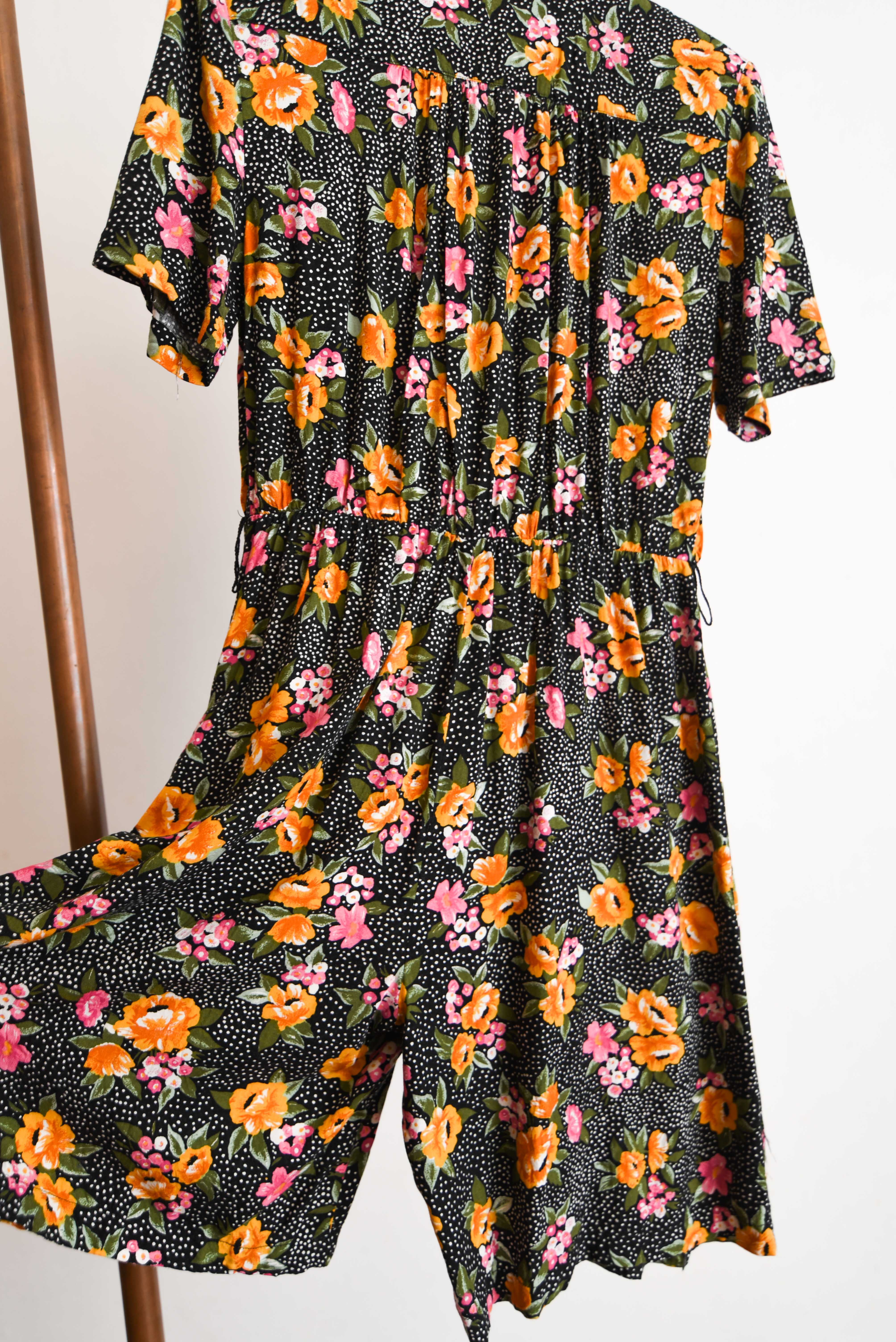 Enterito negro vintage flores y puntos