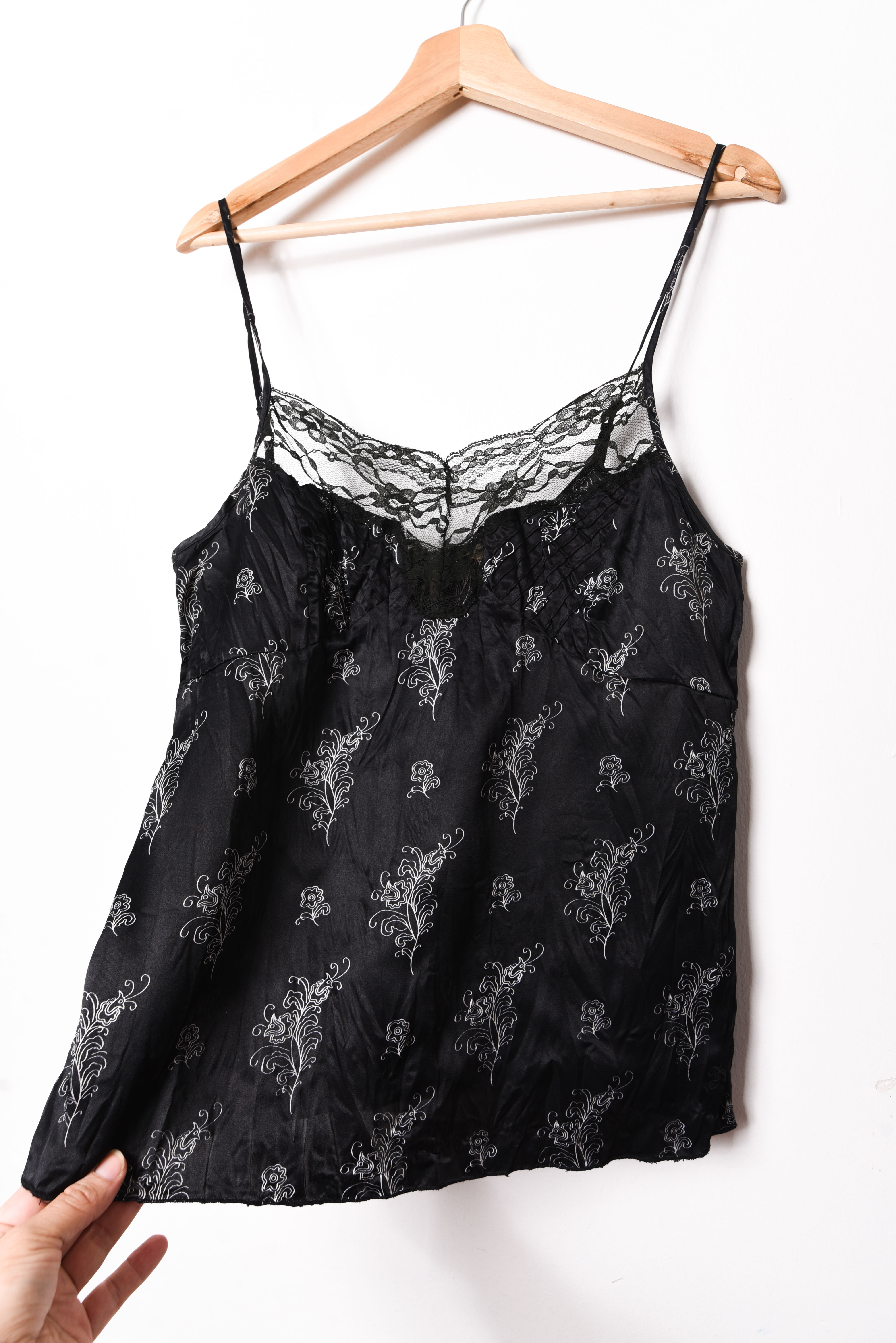 Top satinado negro y encaje