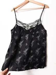 Top satinado negro y encaje