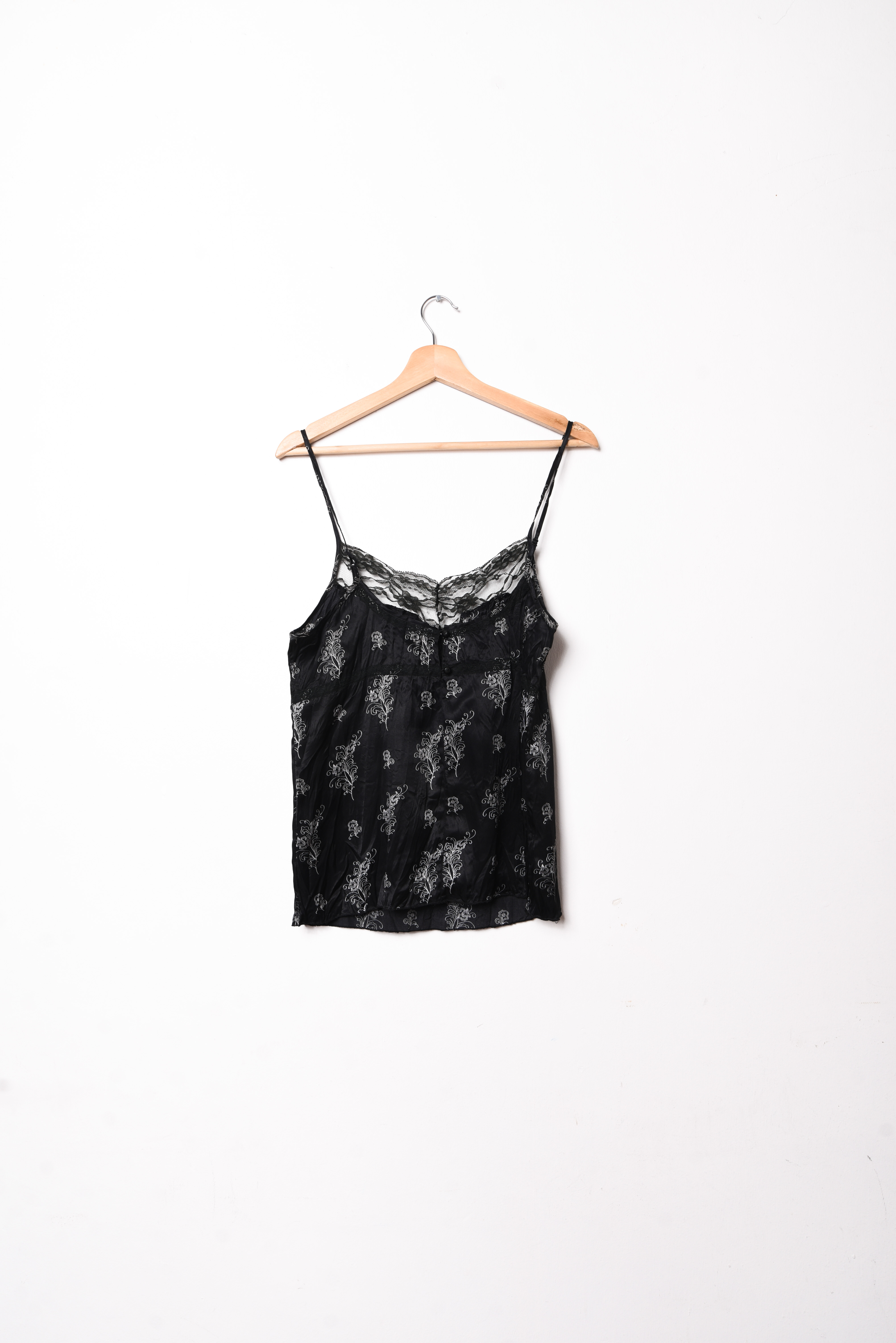 Top satinado negro y encaje