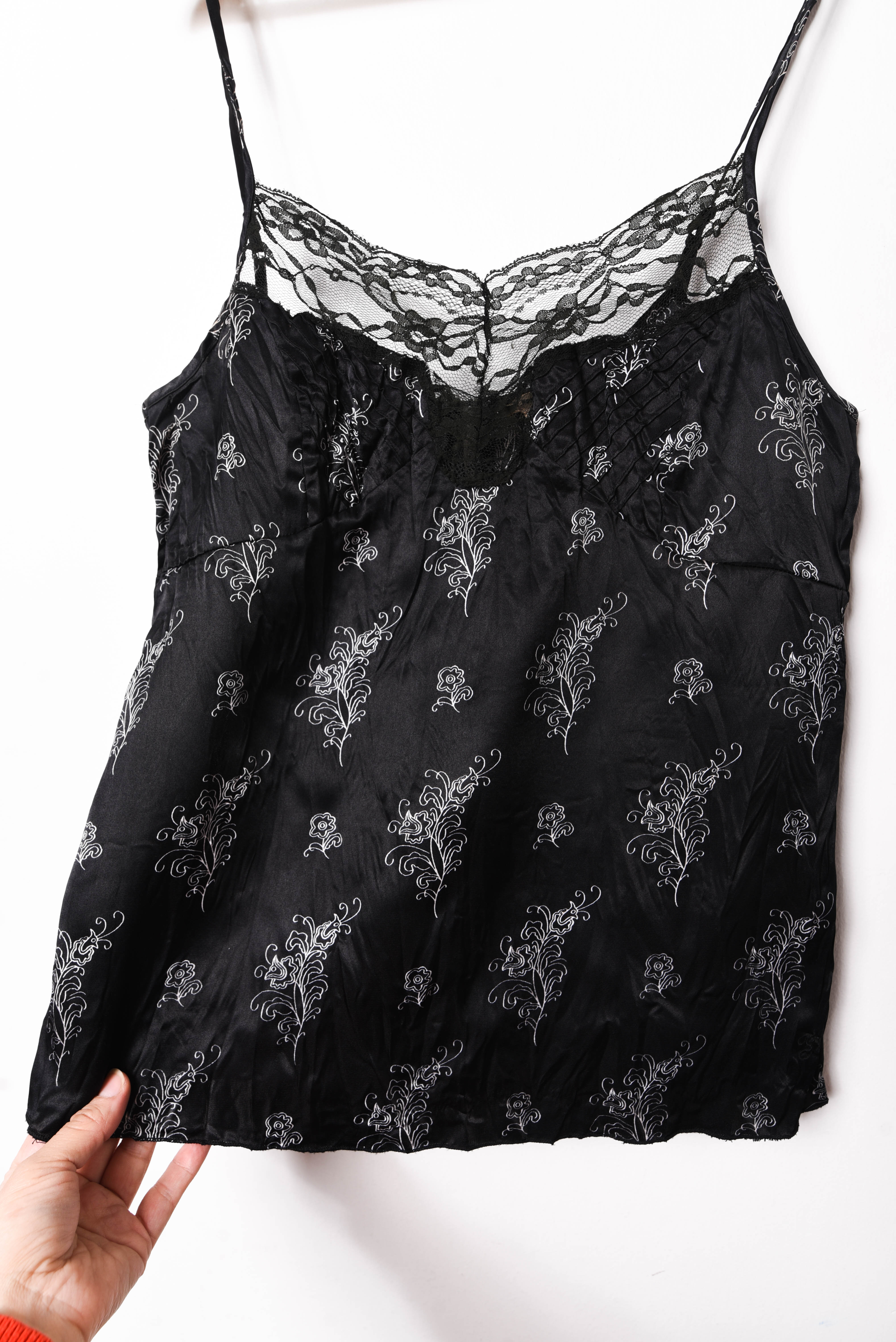 Top satinado negro y encaje