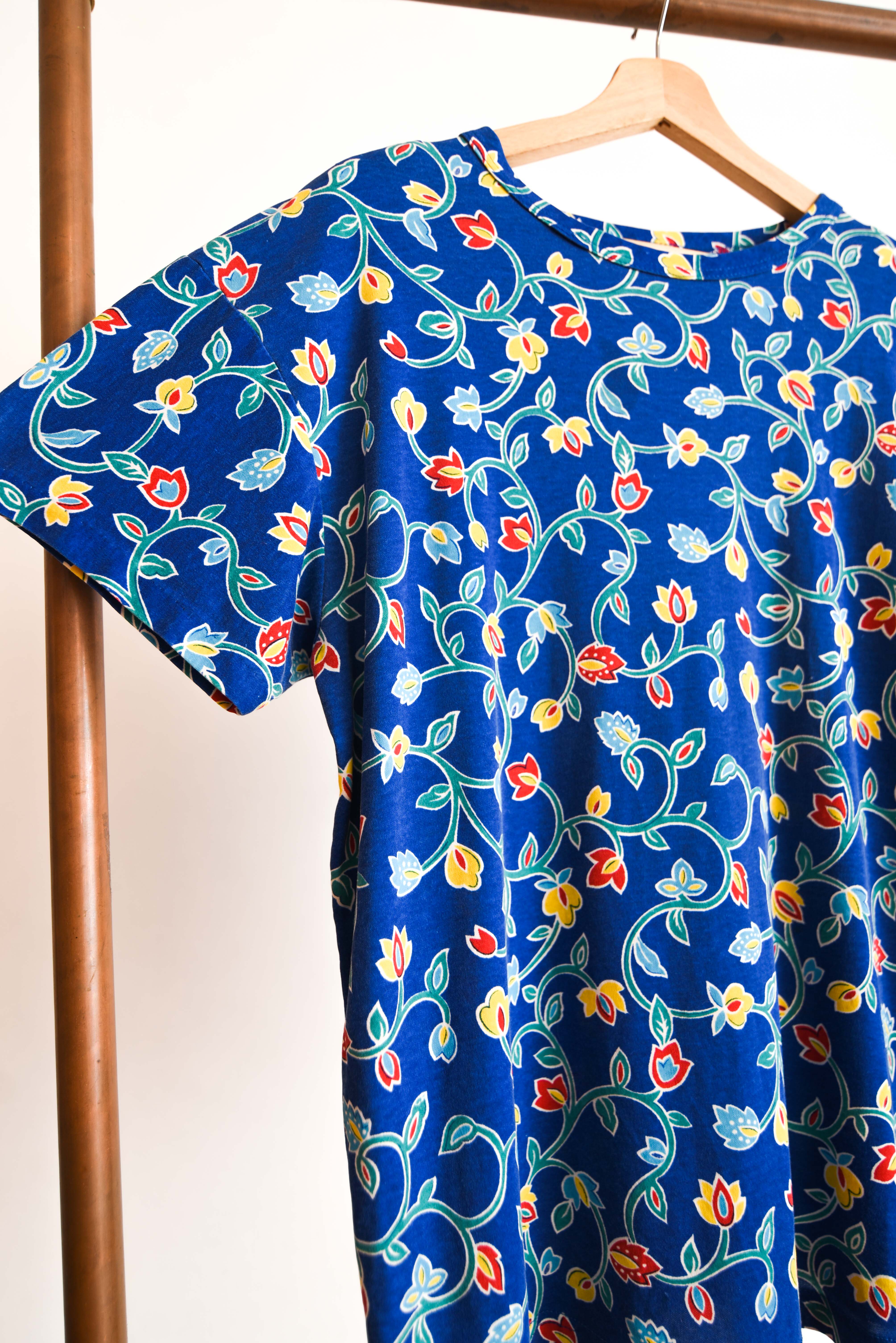 Polera azulina floral 90s