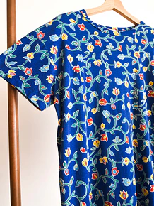 Polera azulina floral 90s