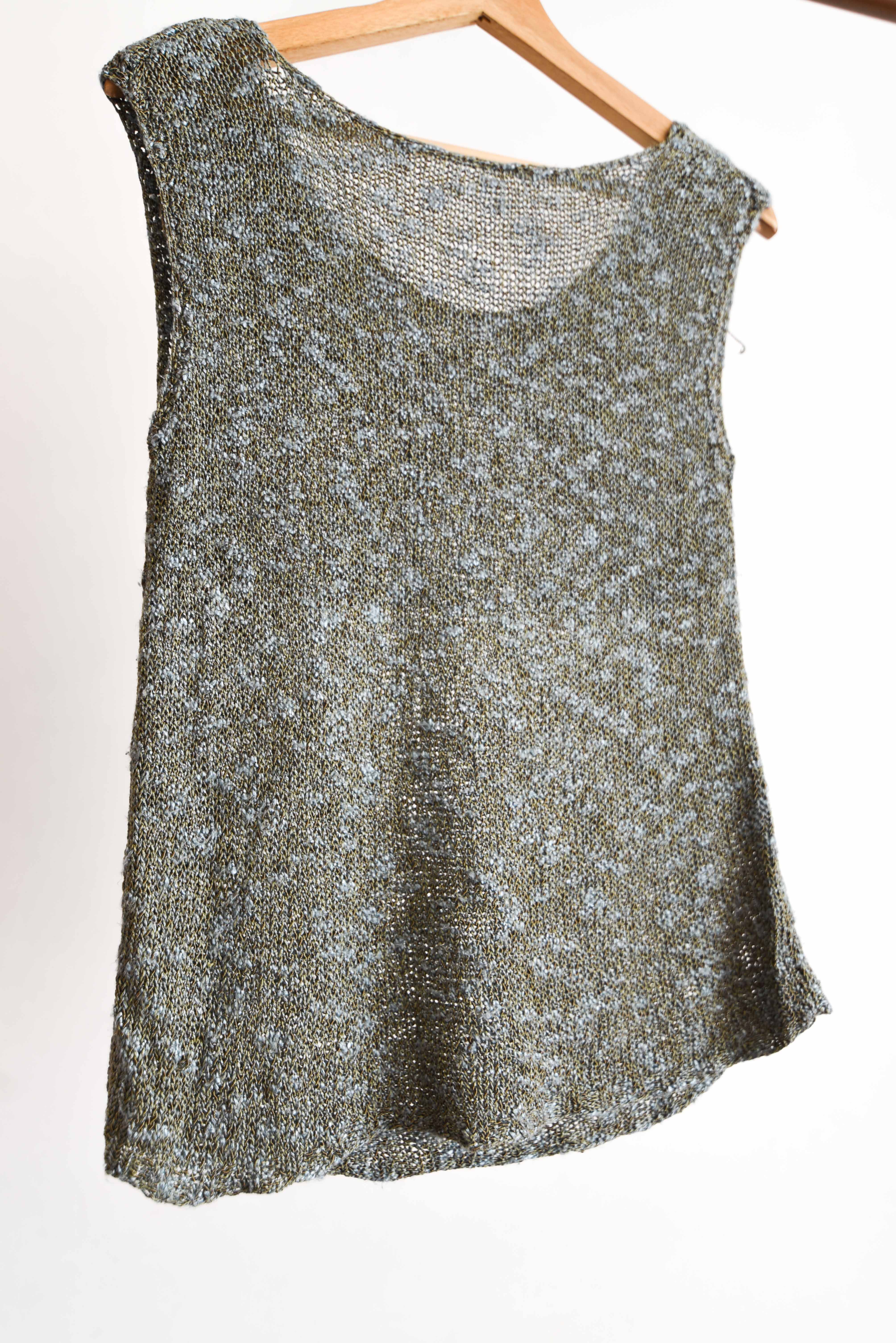 Top tejido gris azulado