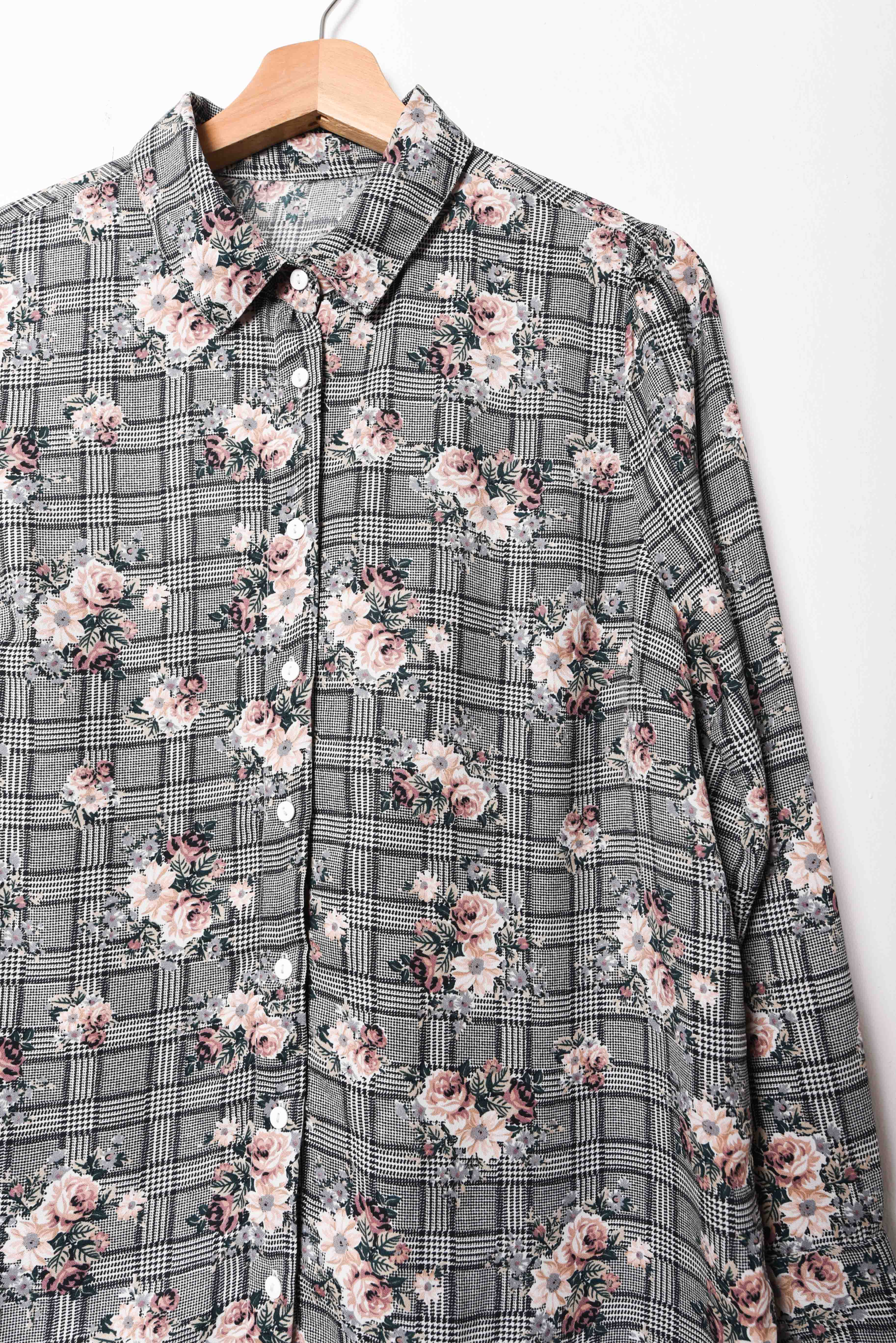 Blusa gris Gales y flores