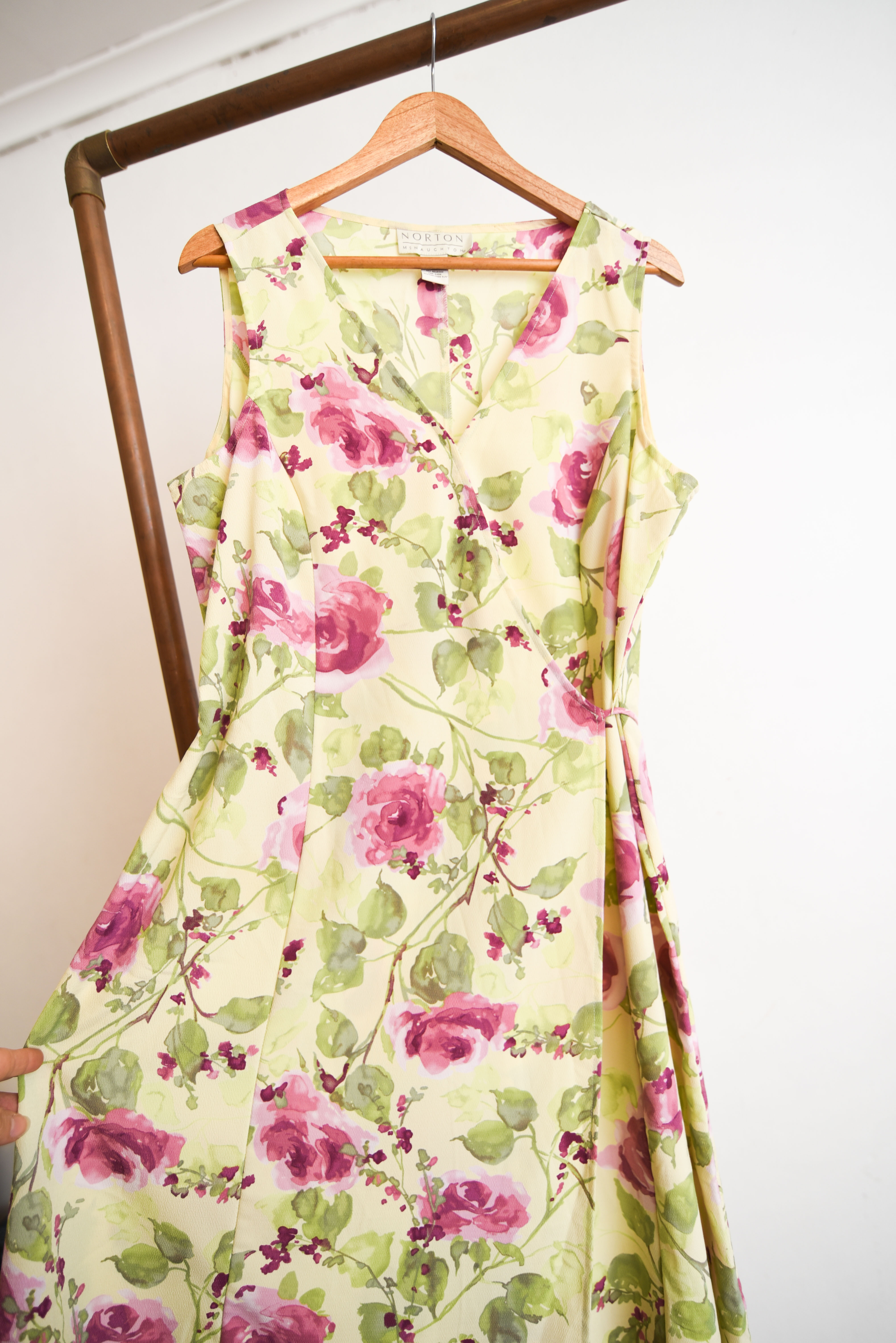 Vestido envolvente verde floral