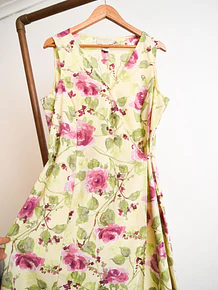 Vestido envolvente verde floral