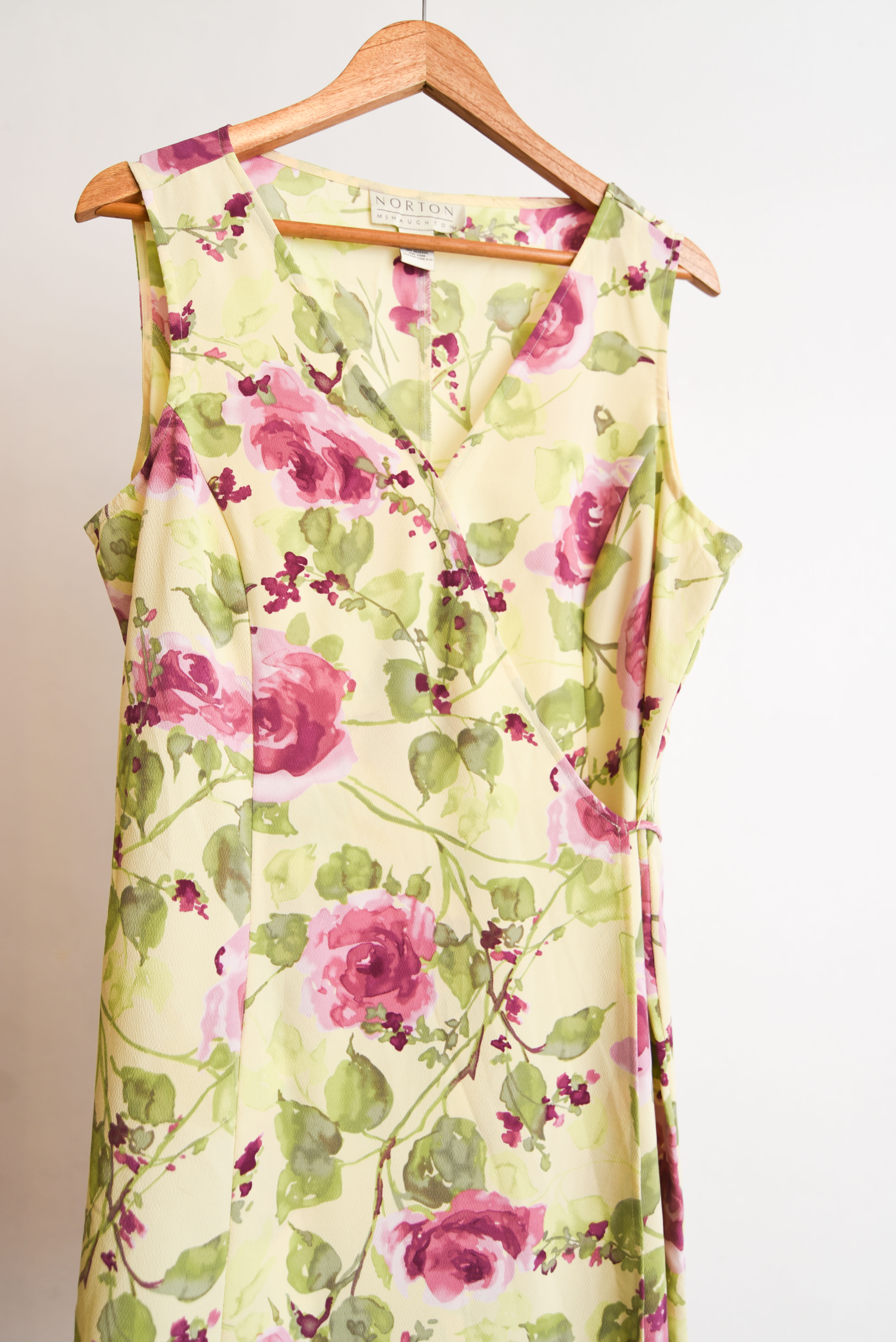 Vestido envolvente verde floral