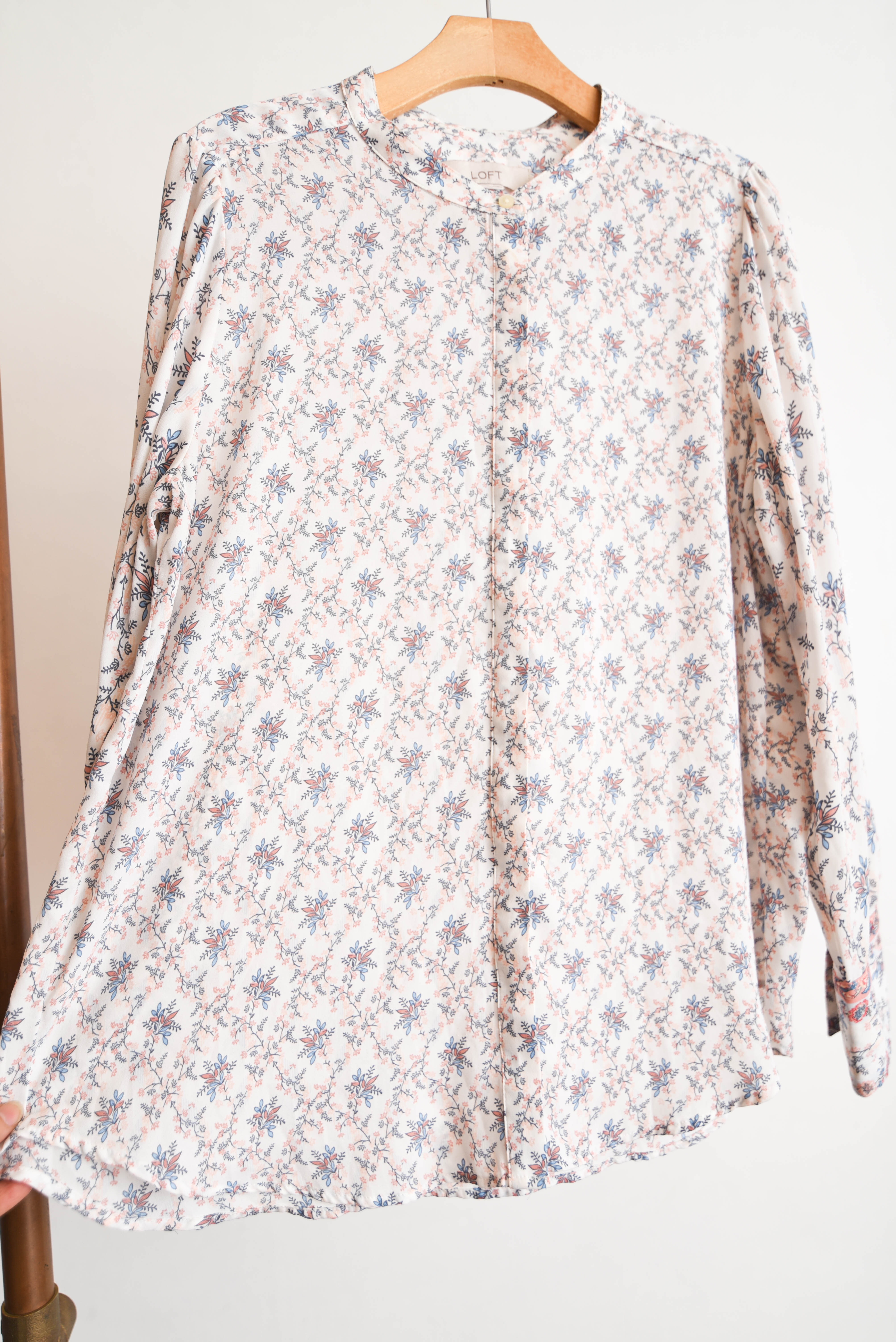 Blusa blanca flores pasteles