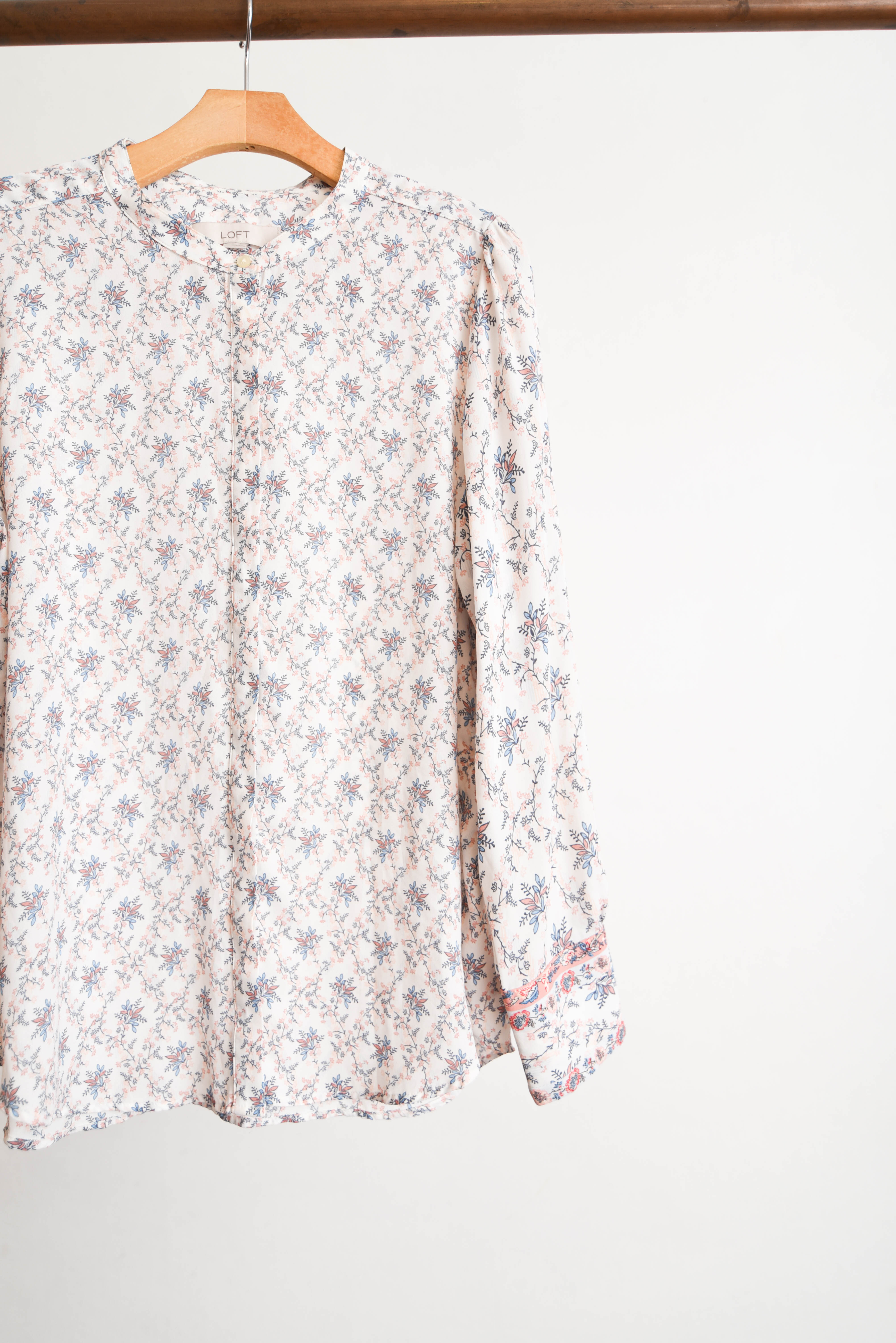 Blusa blanca flores pasteles