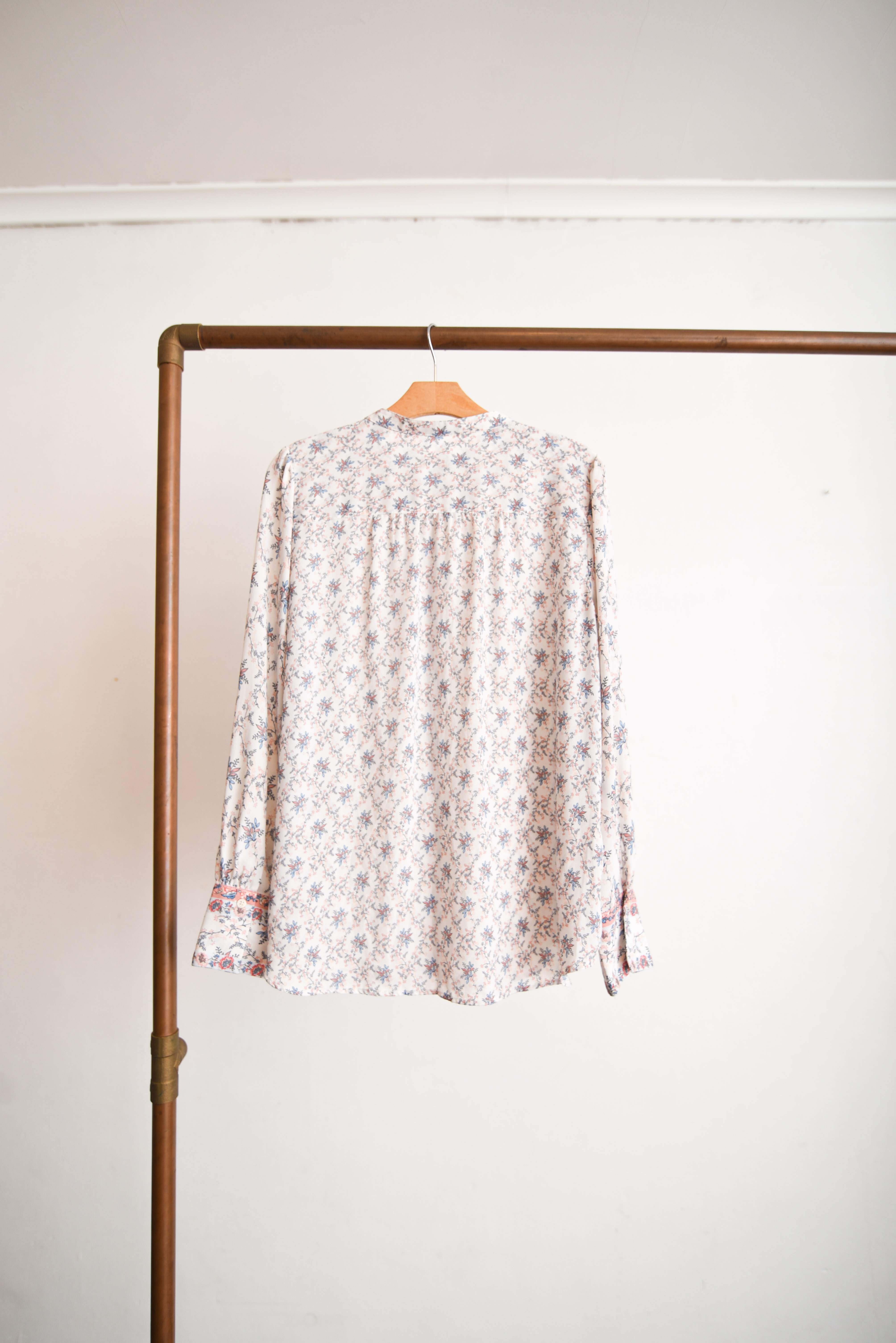 Blusa blanca flores pasteles