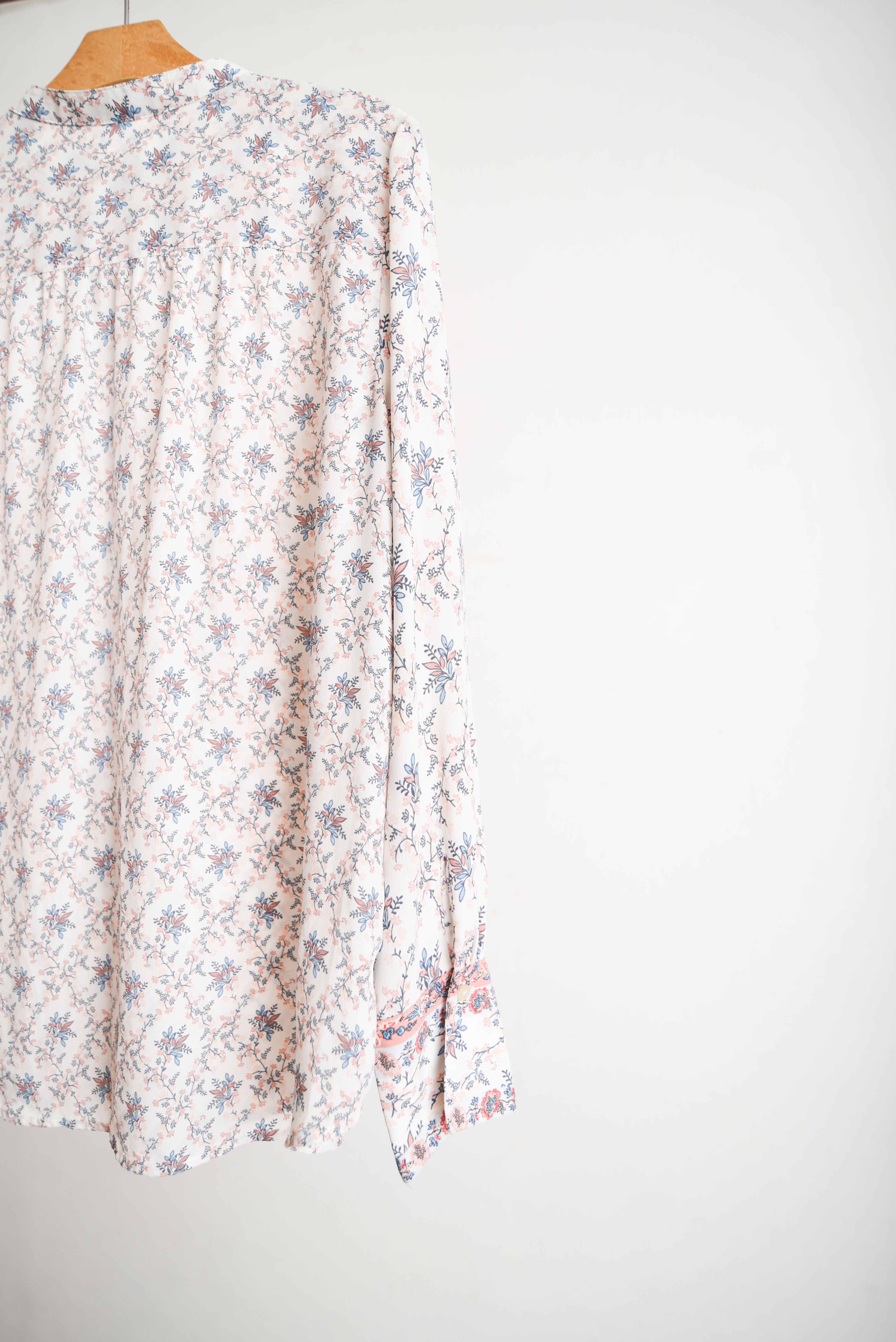 Blusa blanca flores pasteles