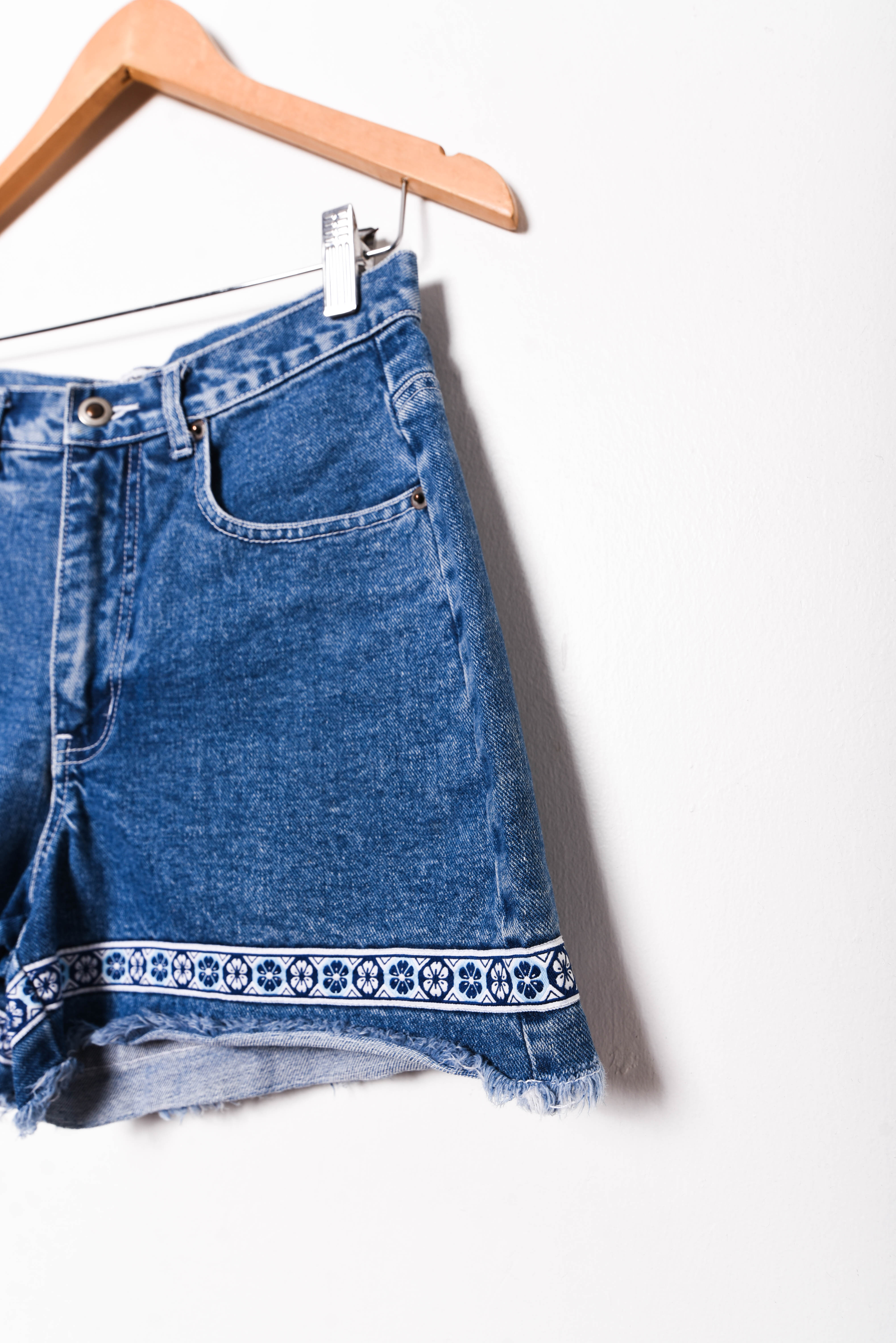 Short denim tiro alto 90s