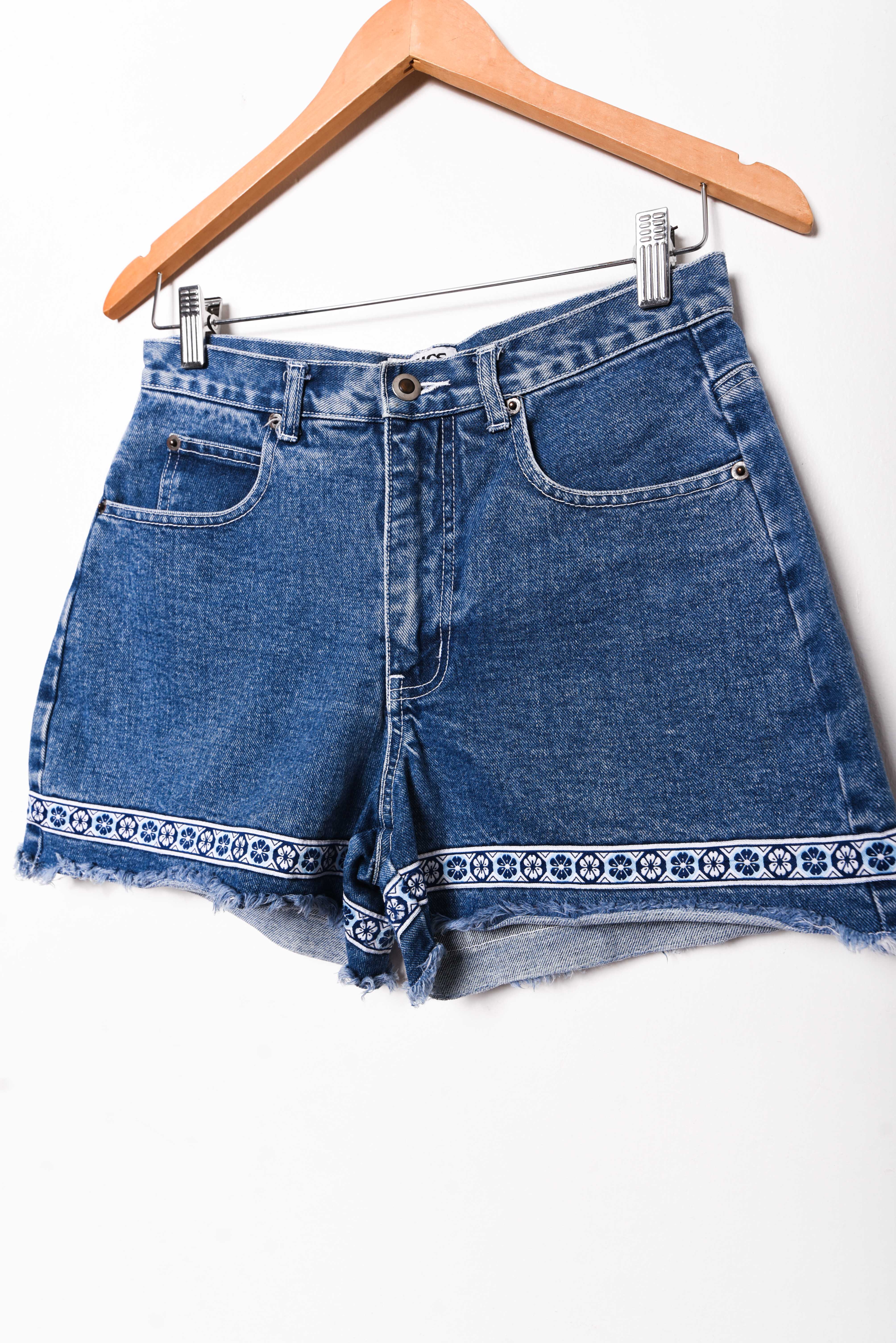 Short denim tiro alto 90s