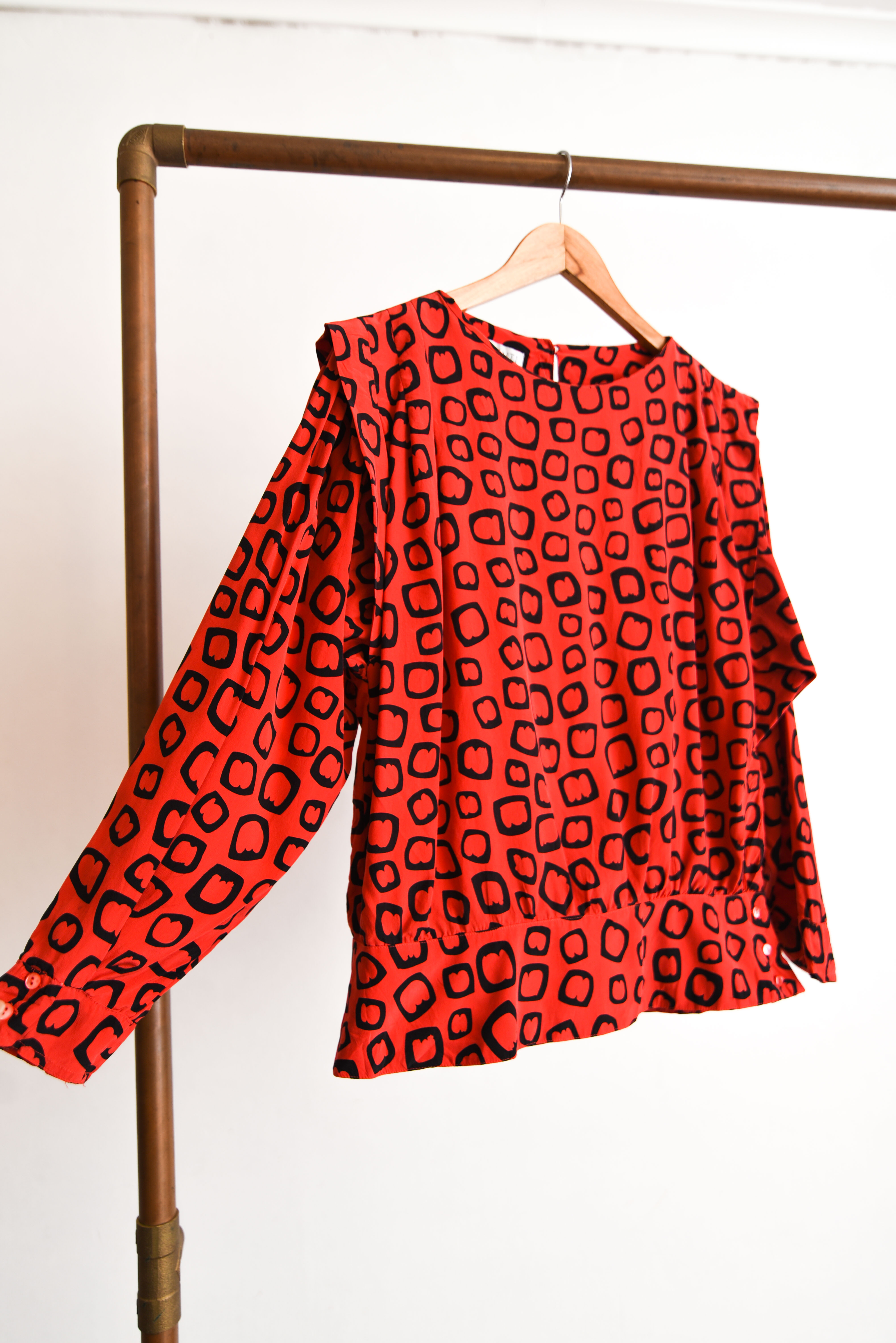 Blusa roja seda figuras