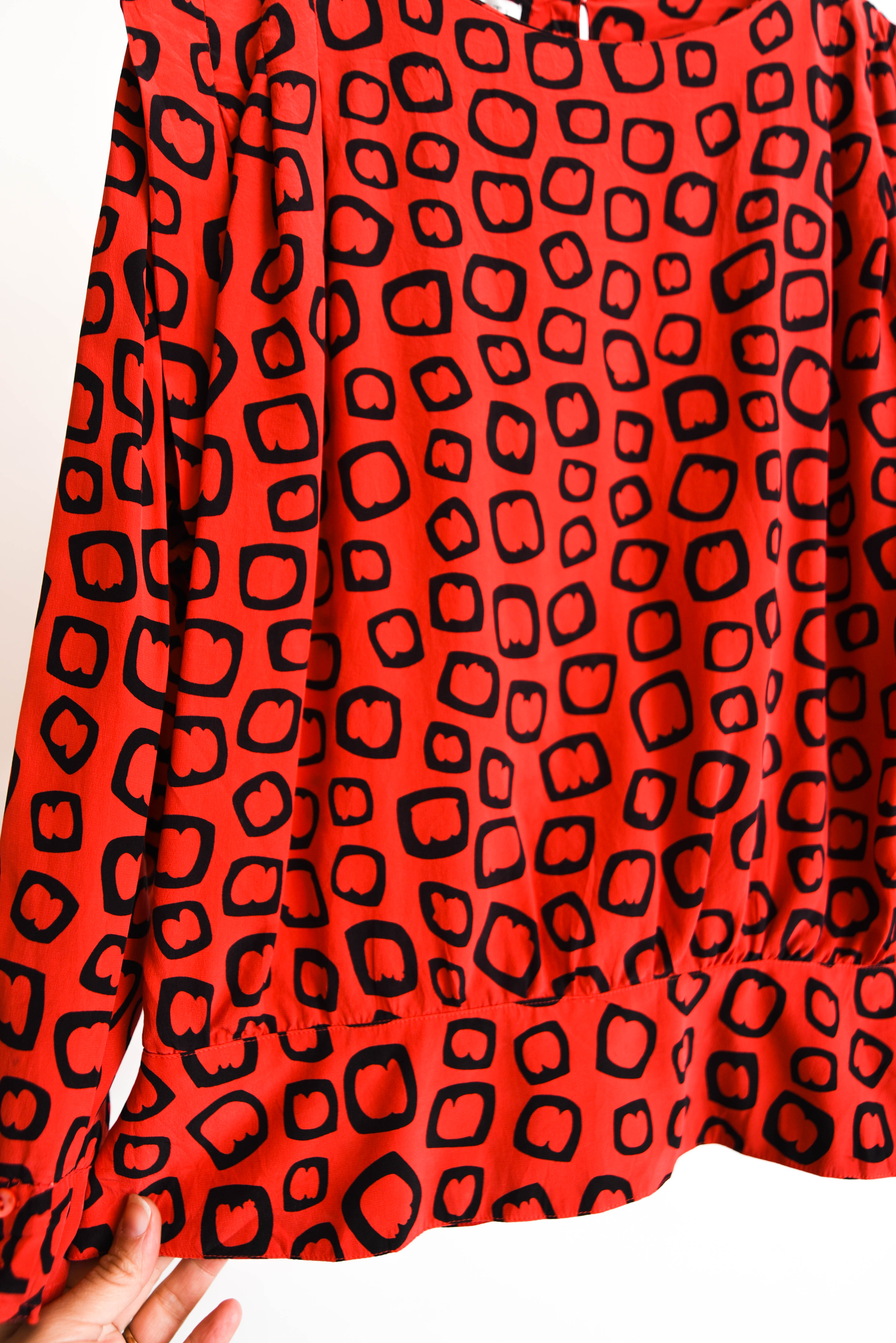 Blusa roja seda figuras