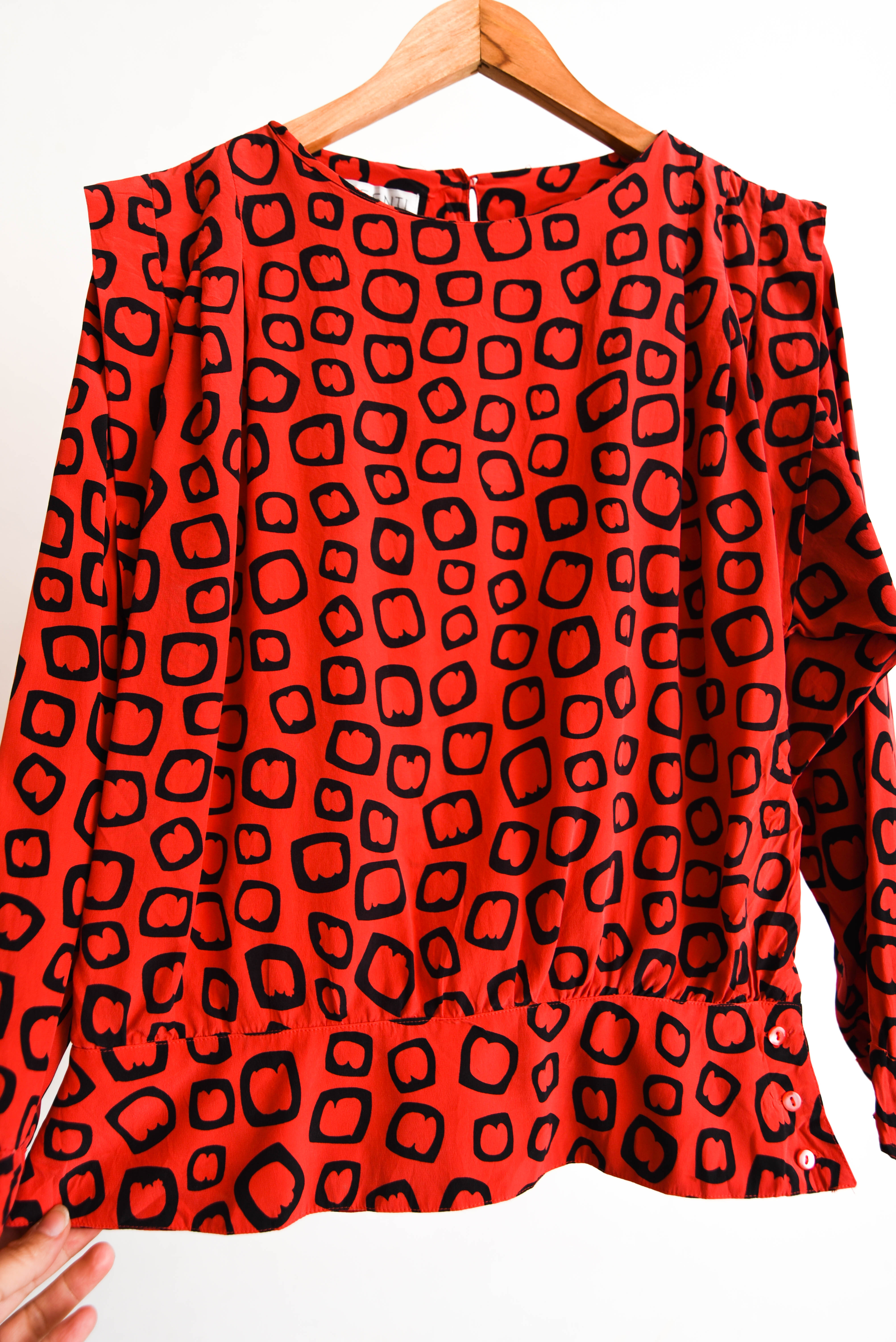 Blusa roja seda figuras