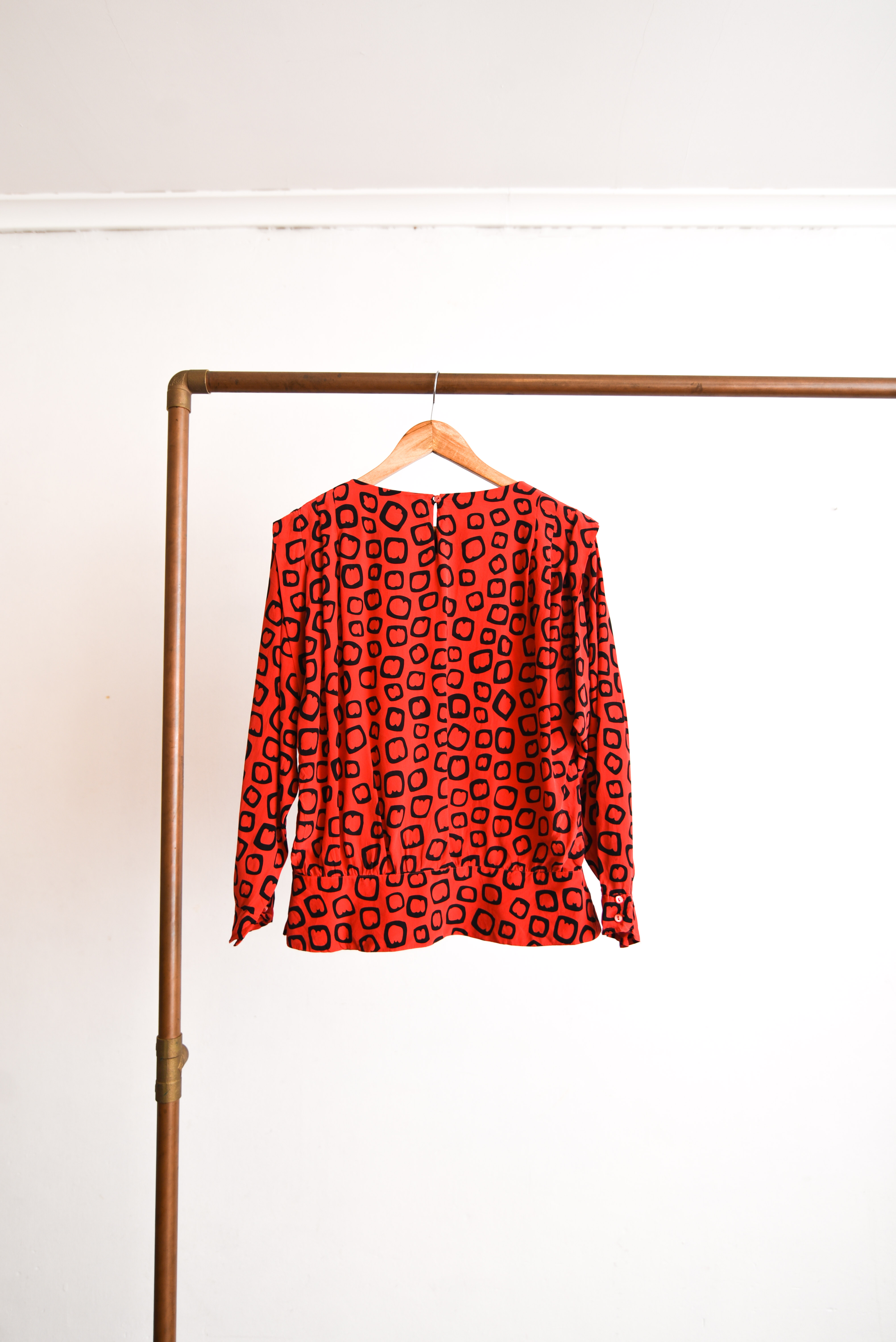 Blusa roja seda figuras