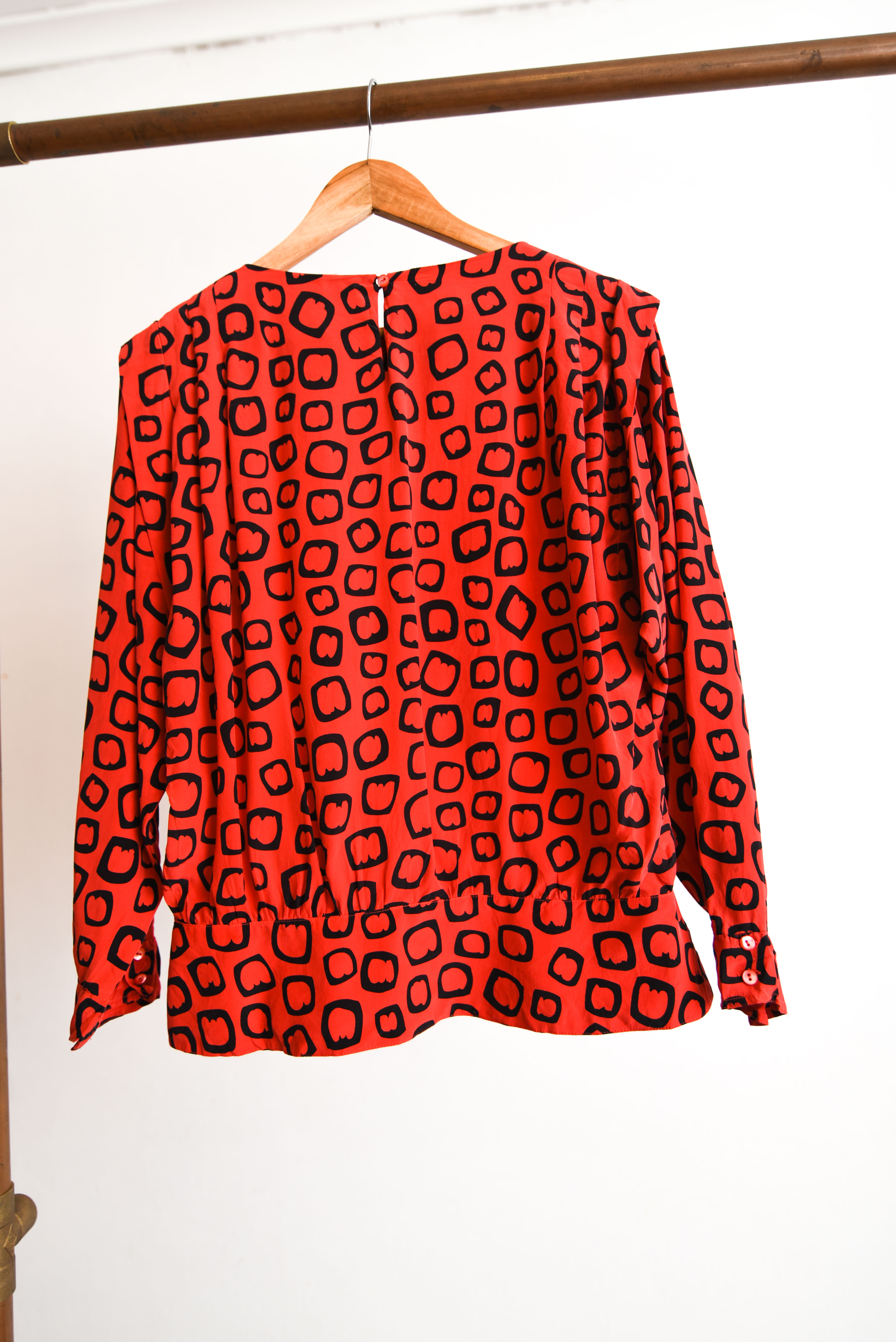Blusa roja seda figuras