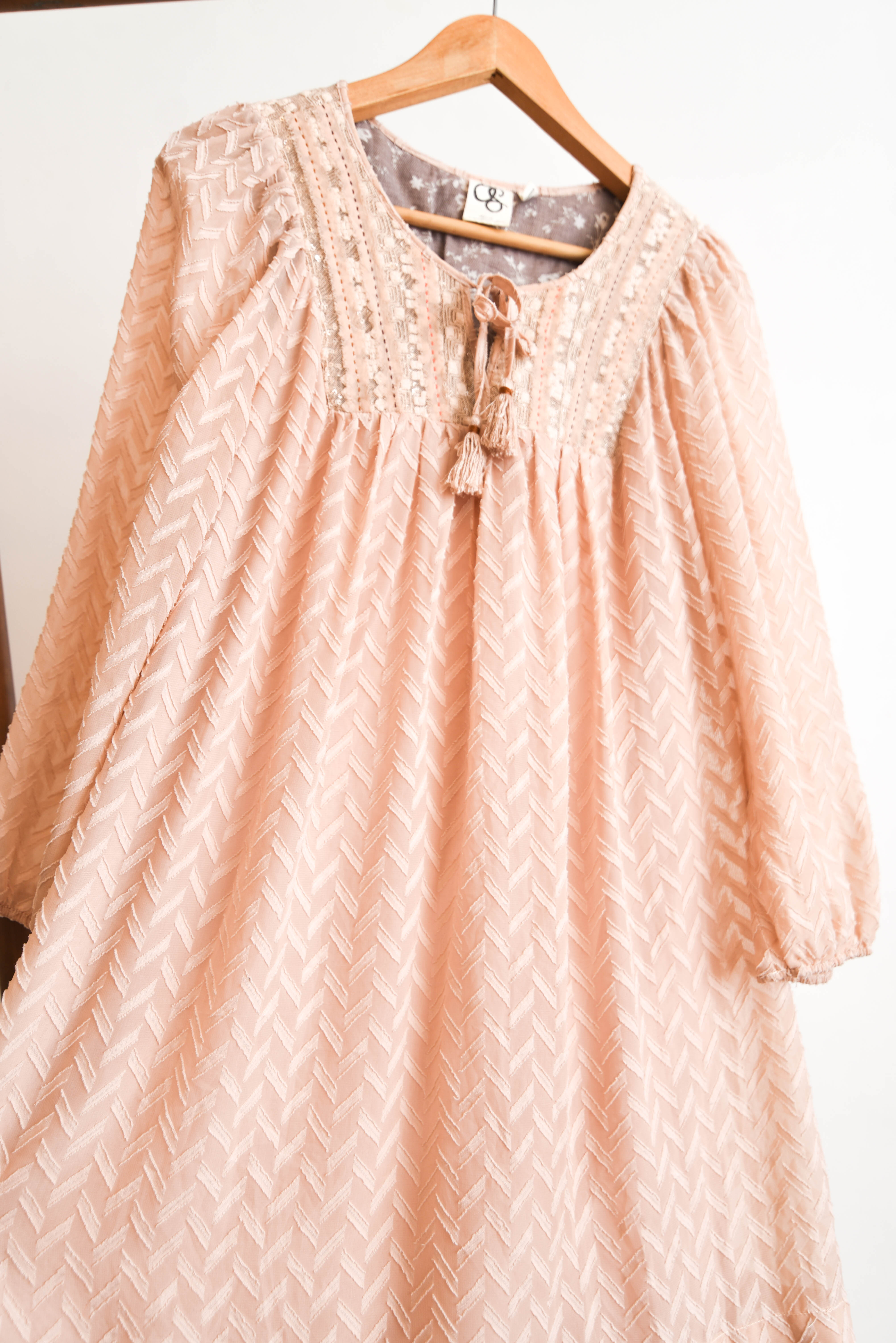 Vestido boho vaporoso nude