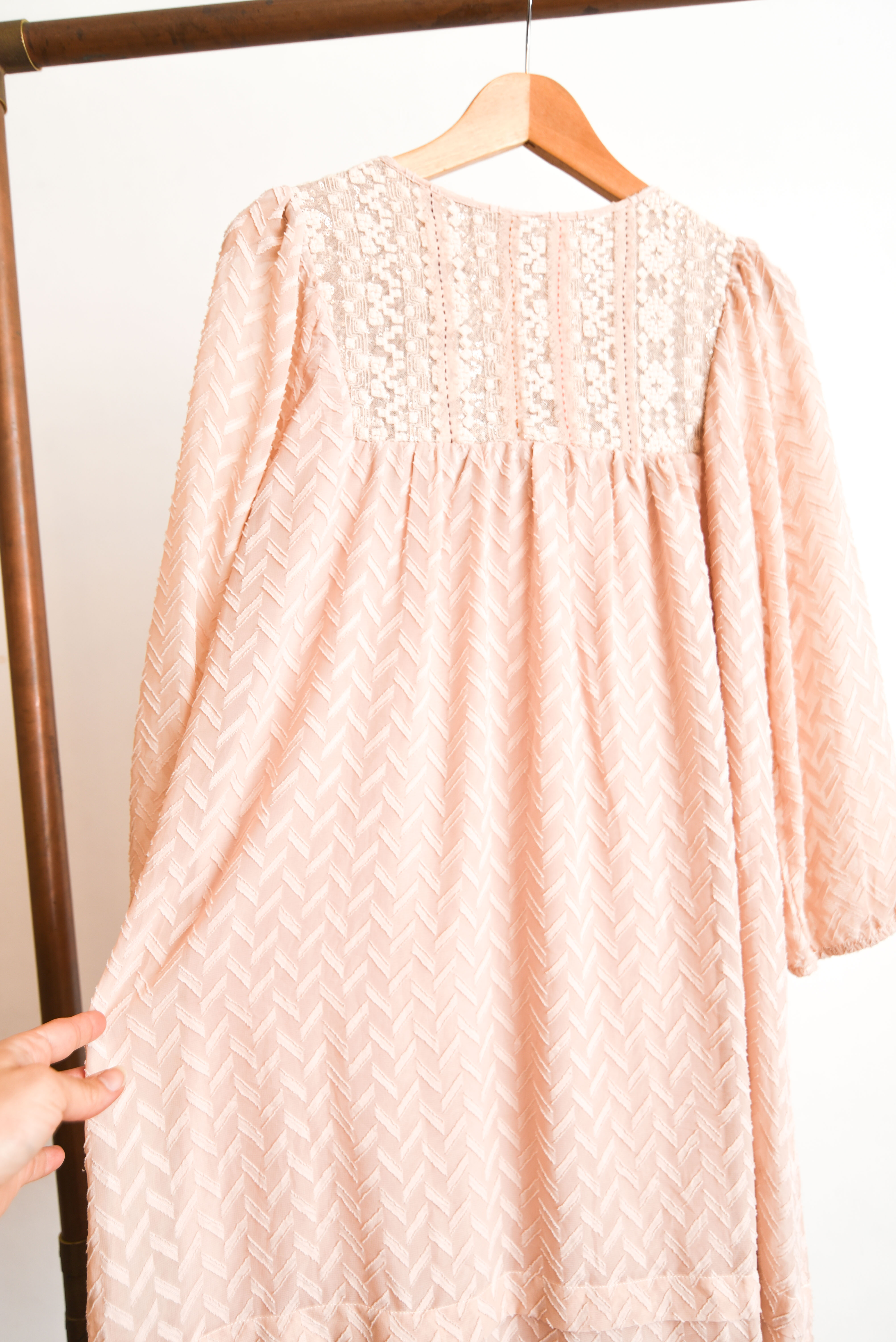 Vestido boho vaporoso nude