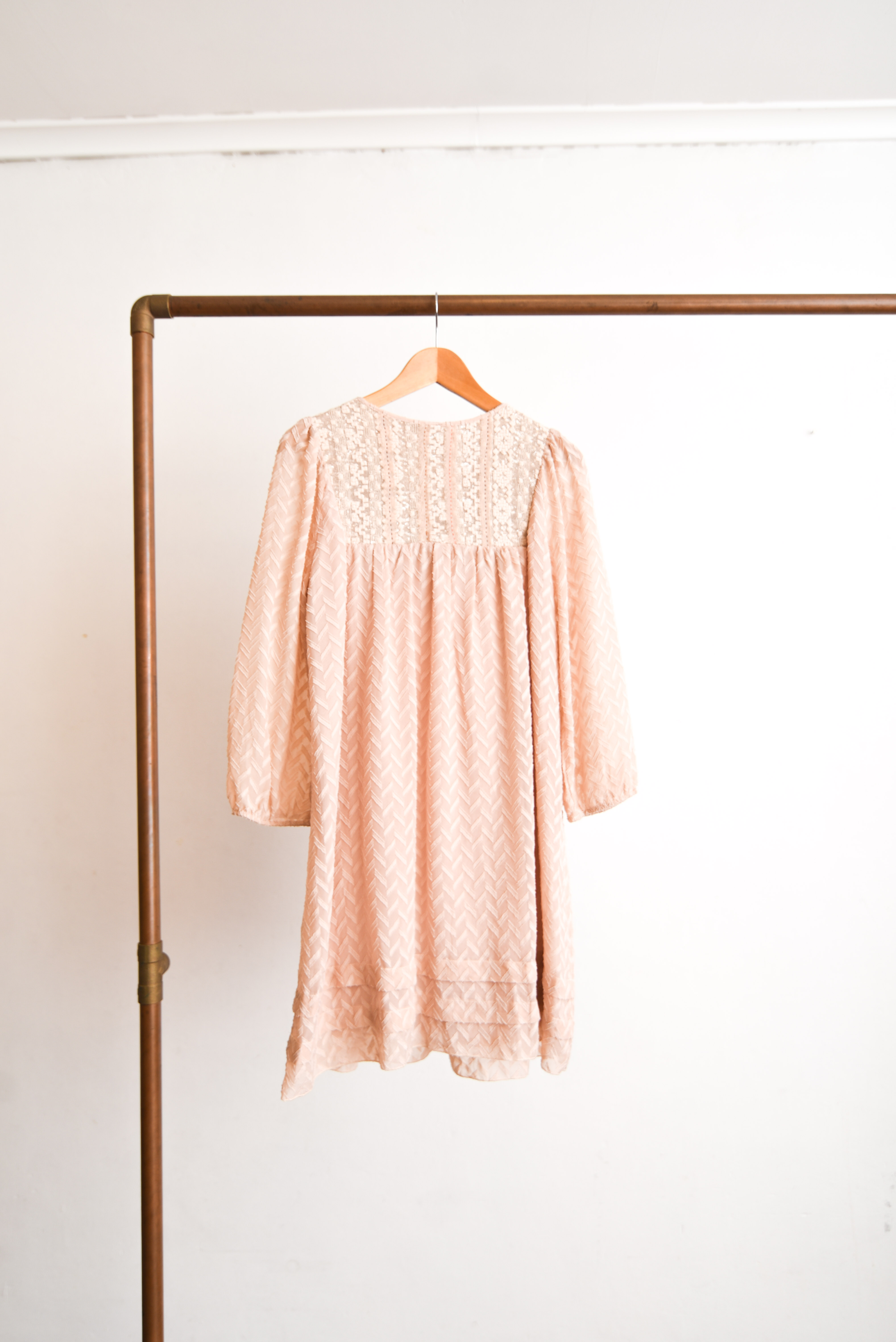 Vestido boho vaporoso nude