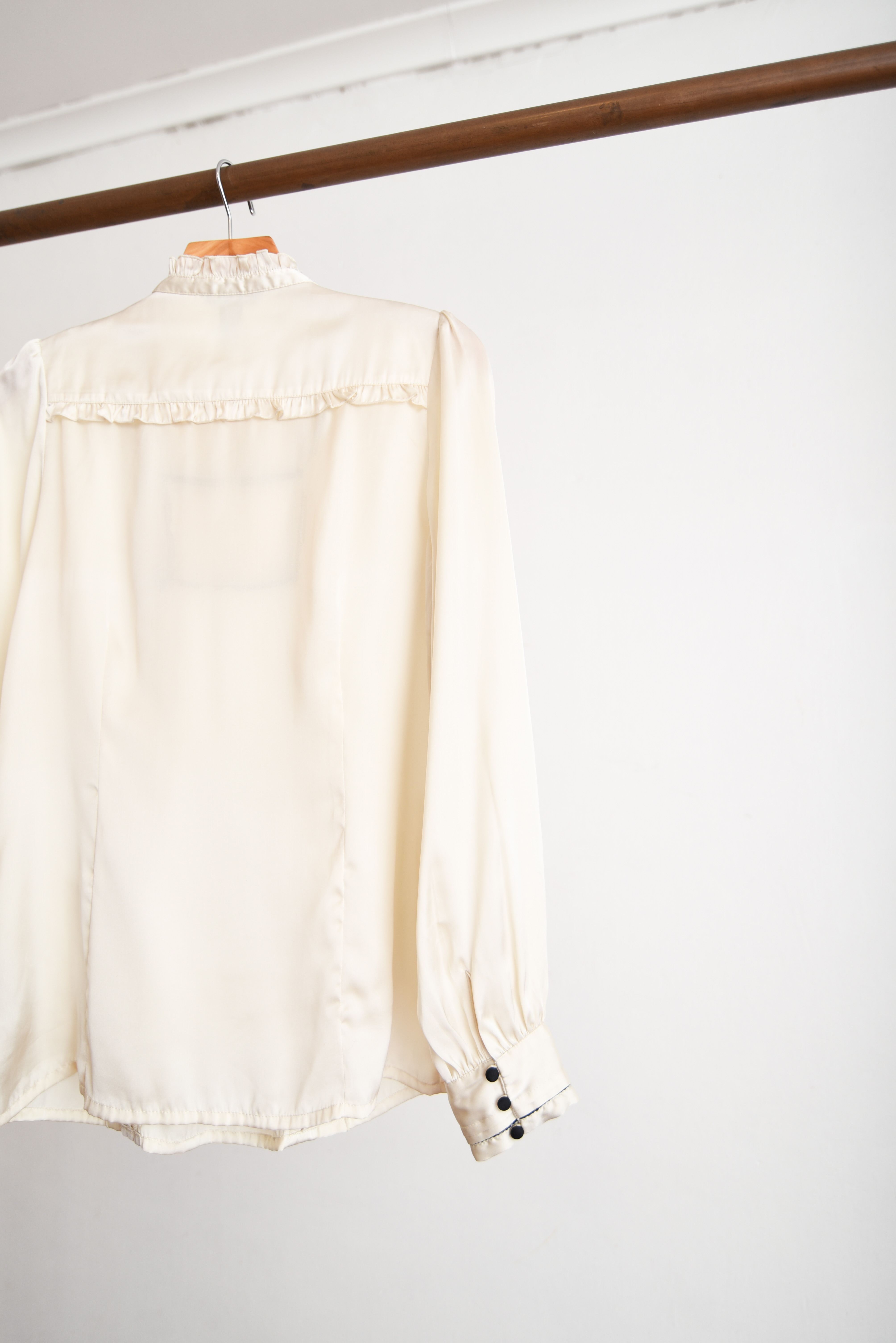 Blusa marfil satinada vuelos