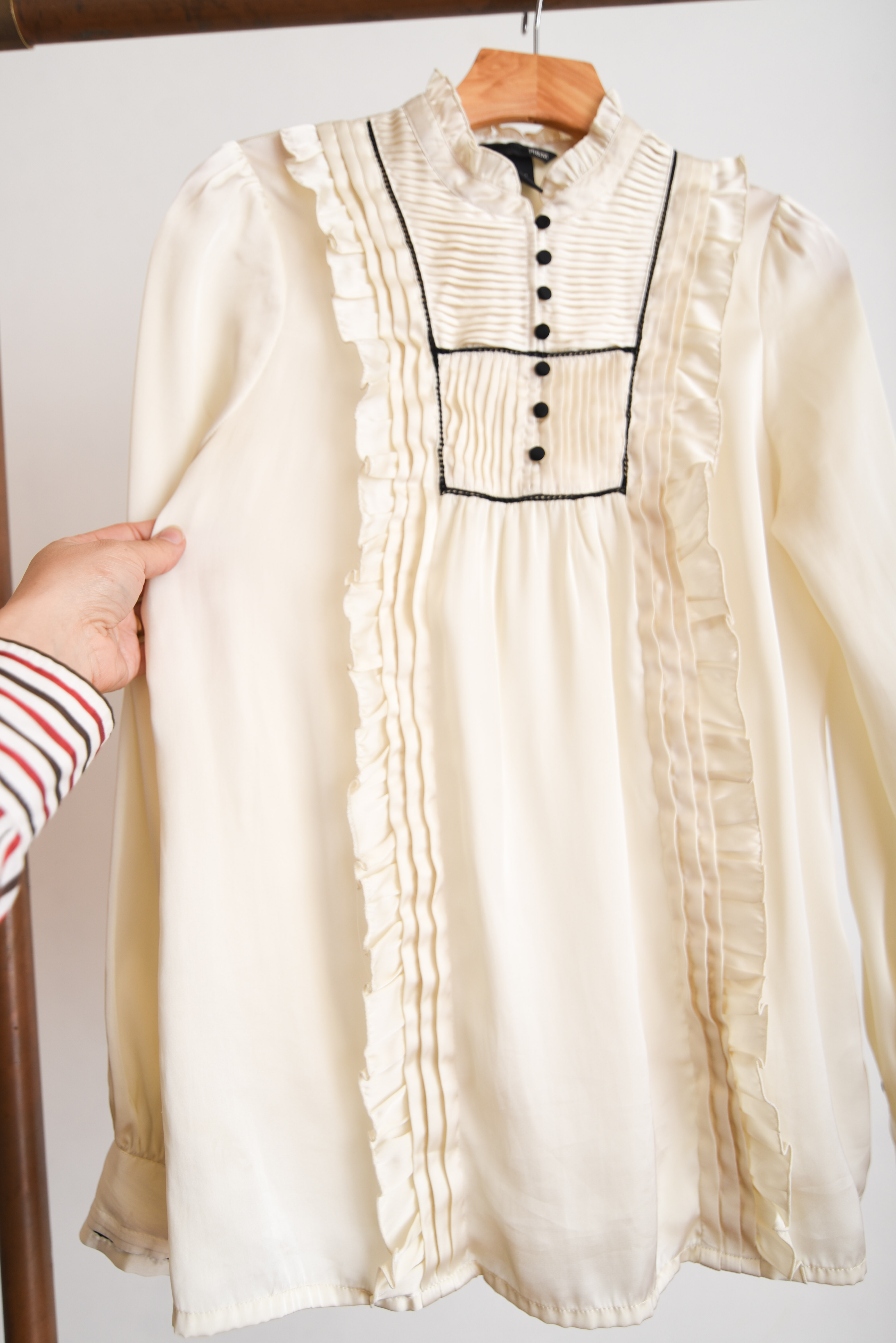 Blusa marfil satinada vuelos