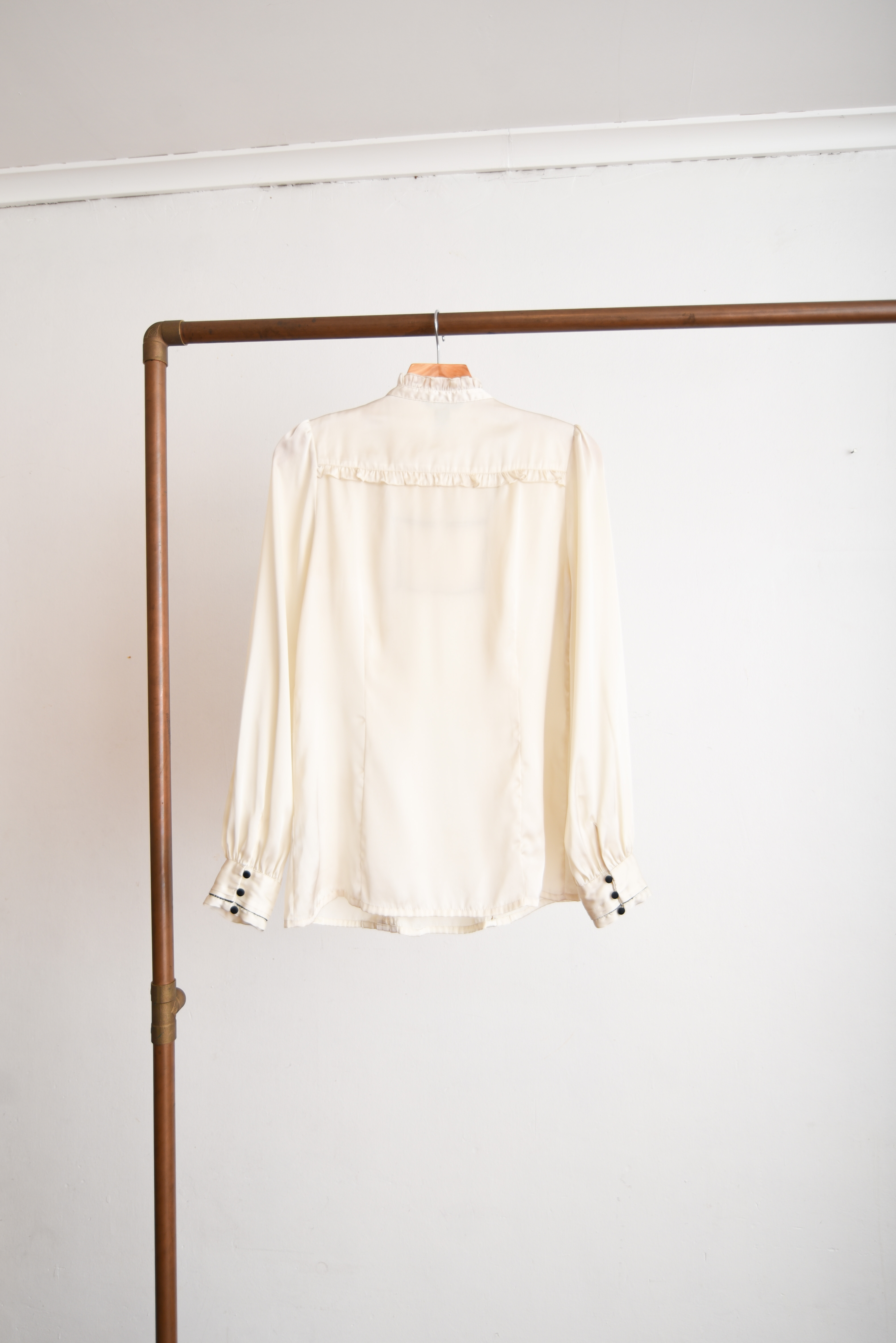 Blusa marfil satinada vuelos