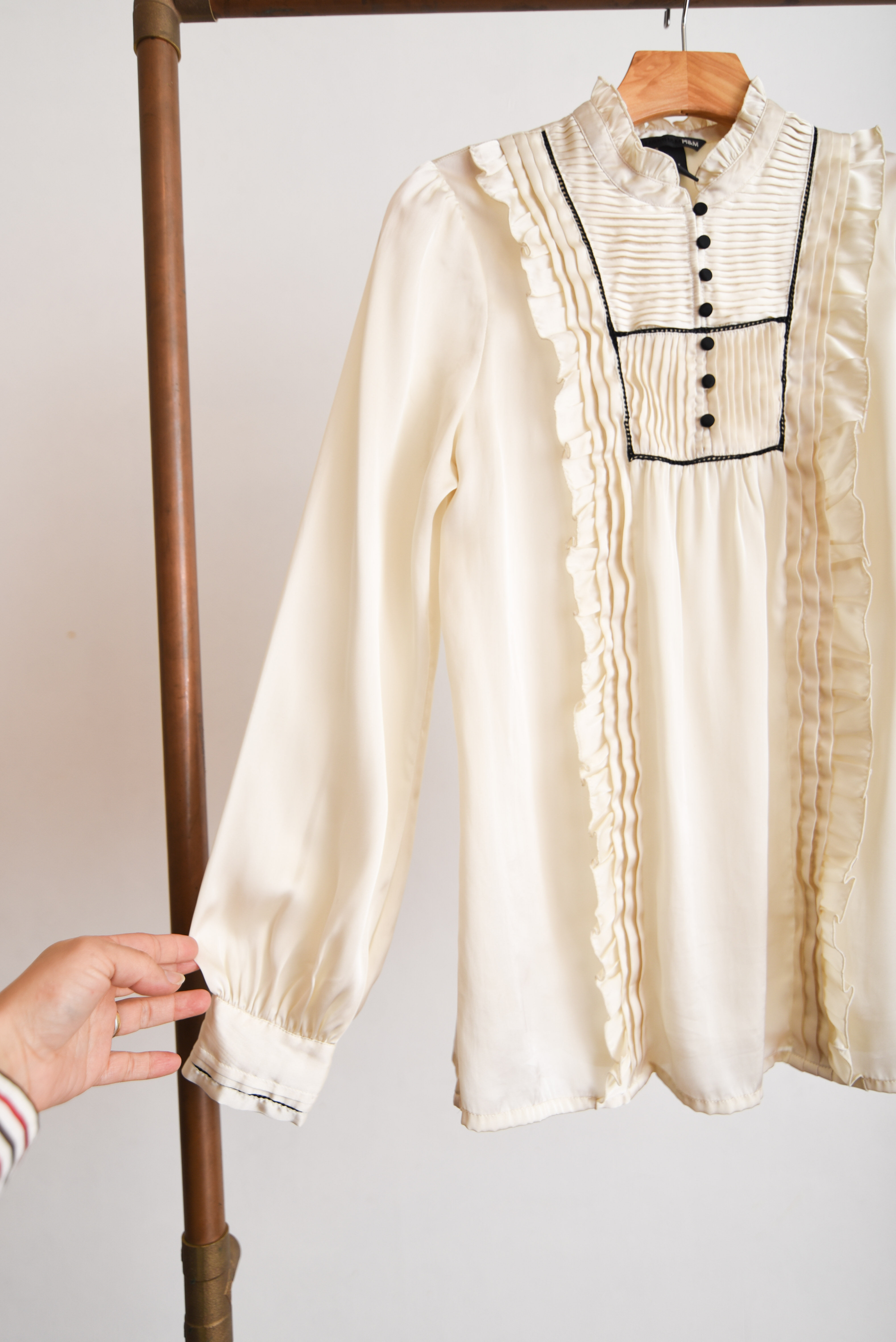 Blusa marfil satinada vuelos