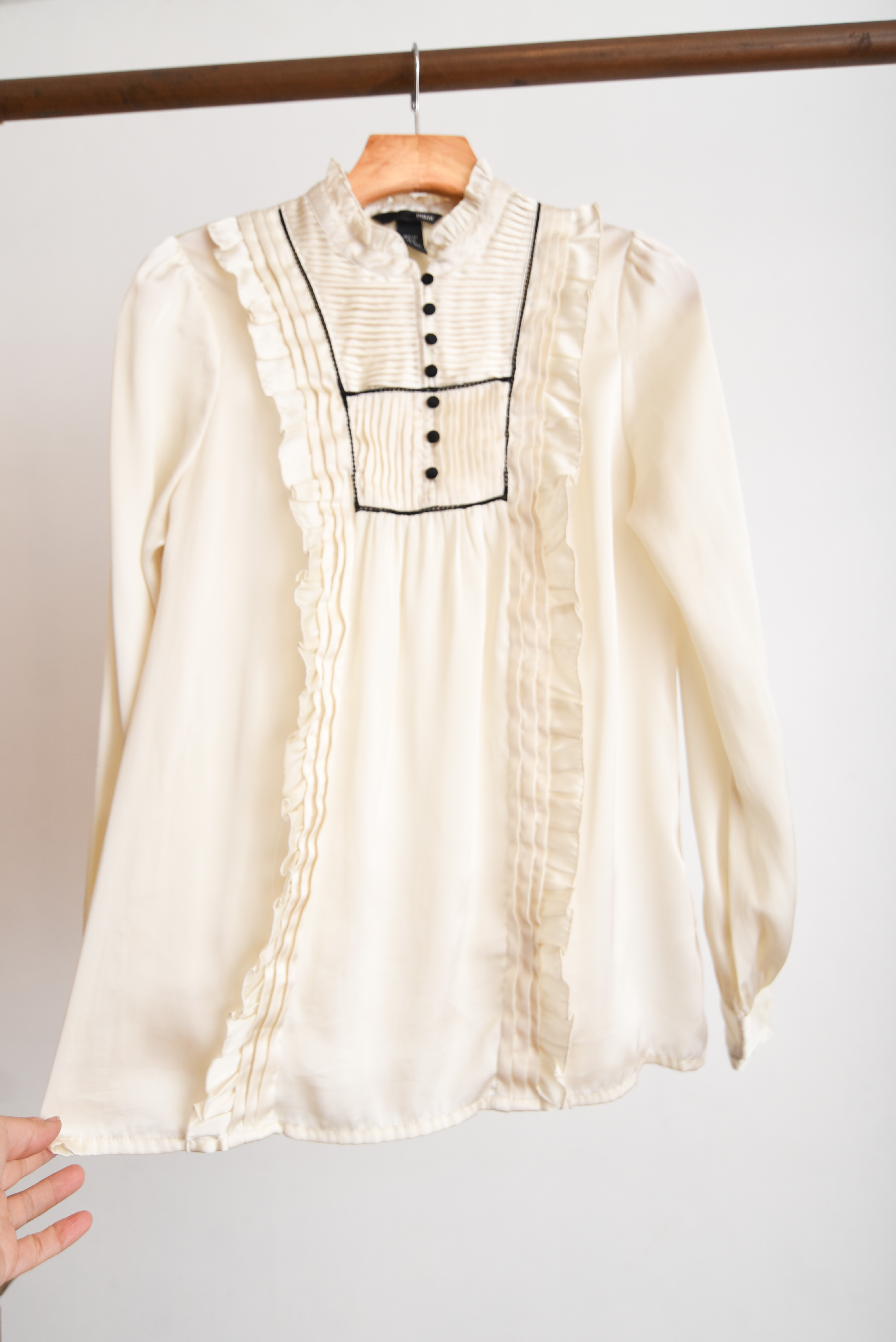 Blusa marfil satinada vuelos