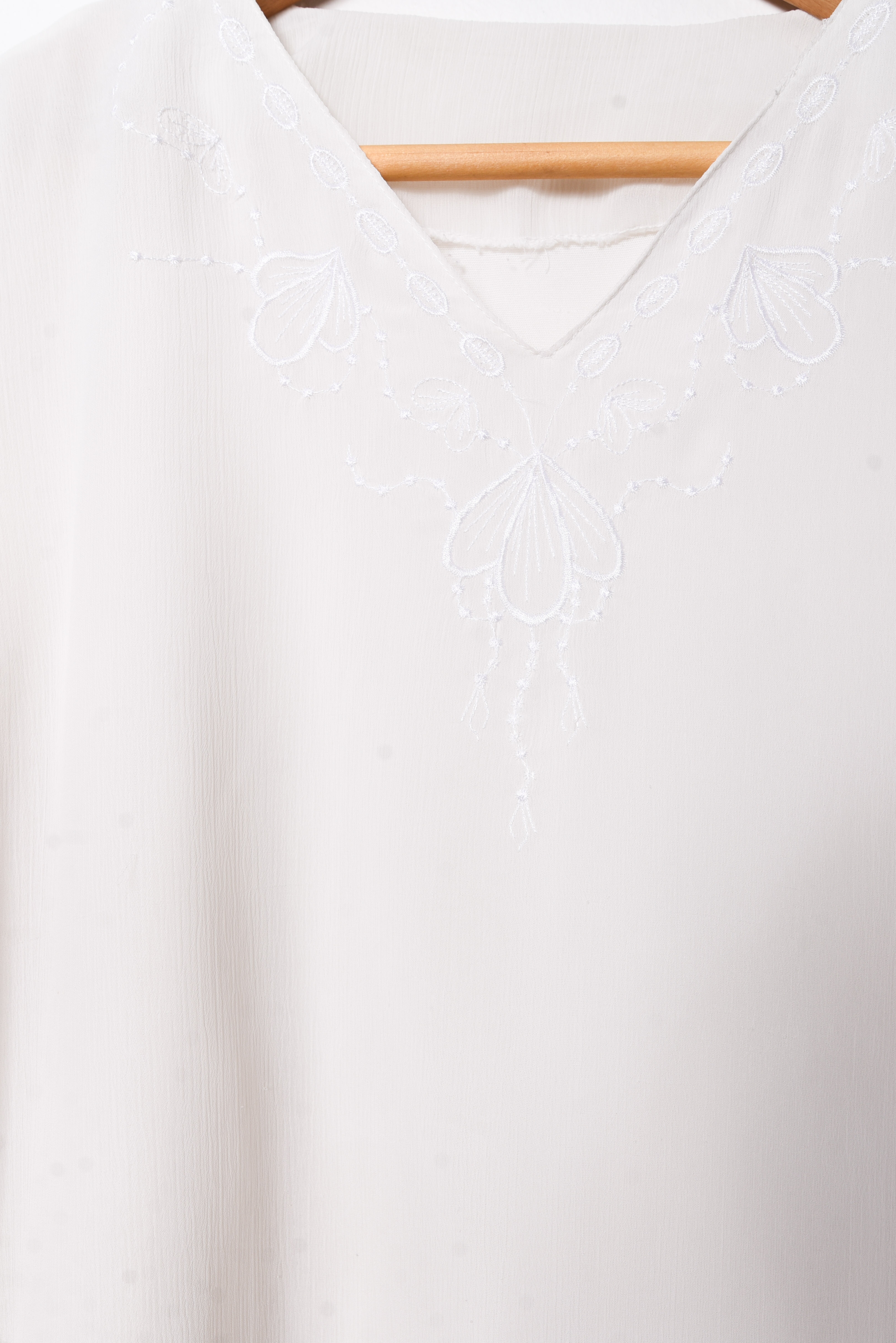 Blusa blanca bordada vaporosa