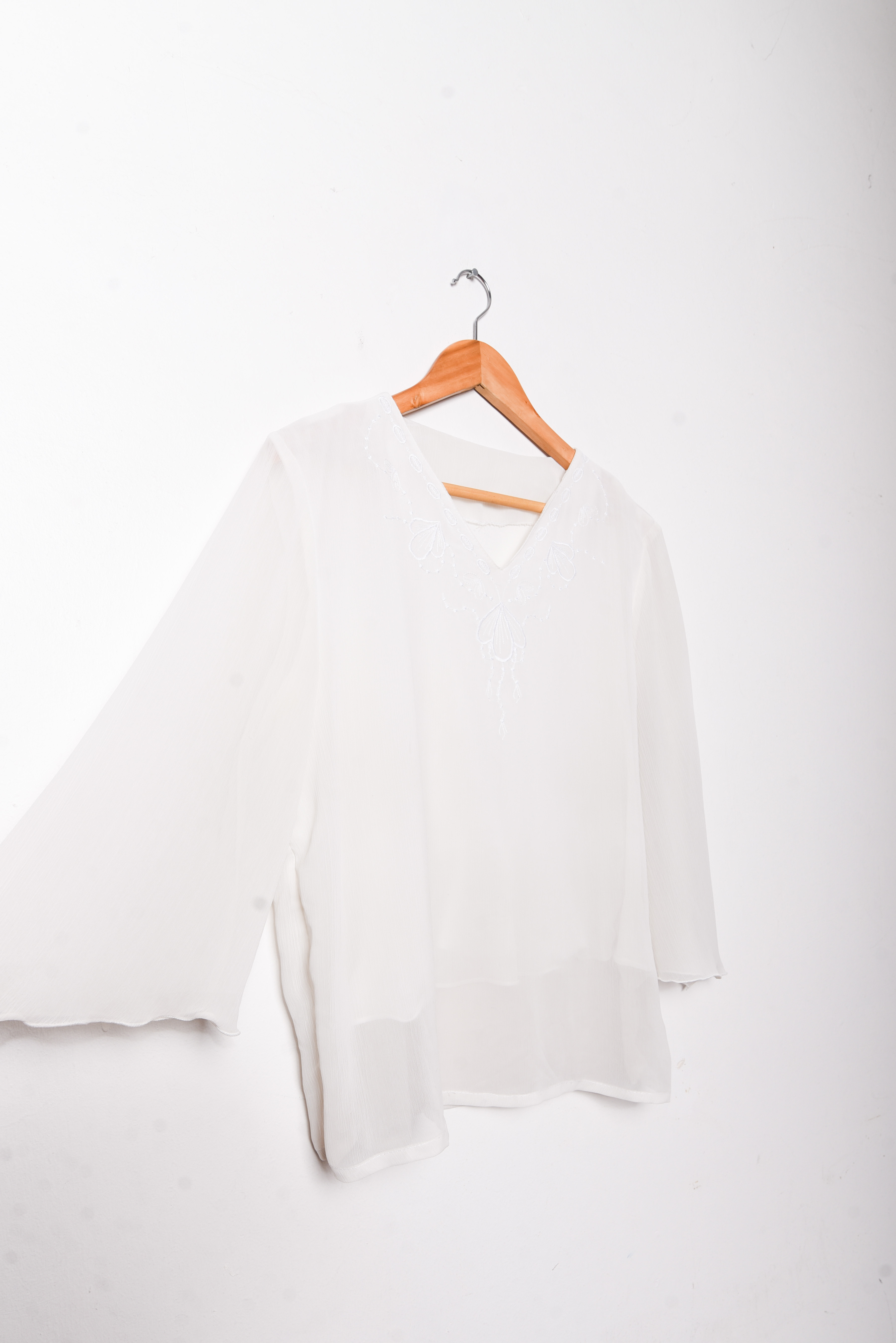 Blusa blanca bordada vaporosa