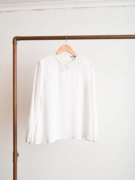 Blusa blanca vintage bordado perlas