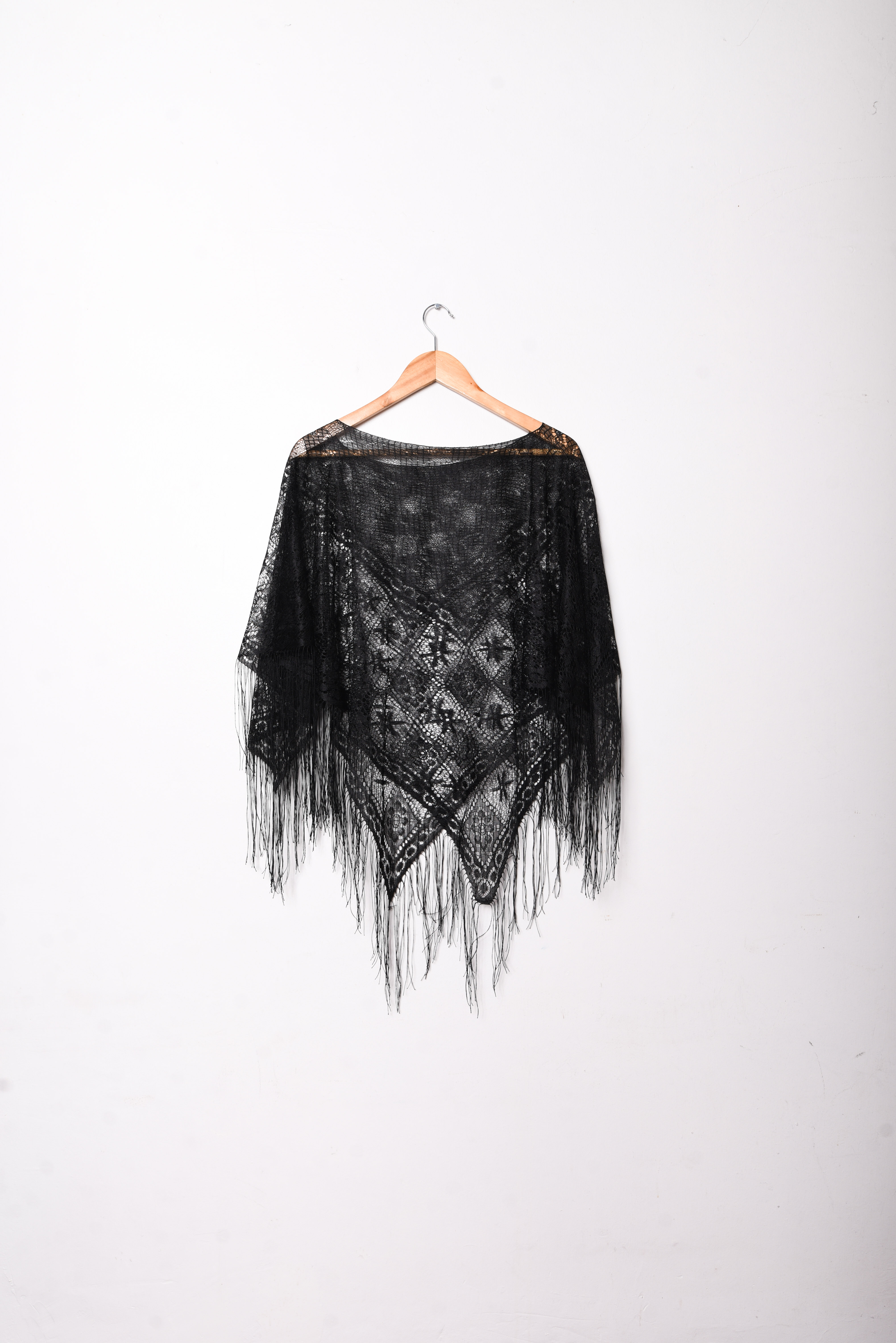 Poncho encaje negro flecos