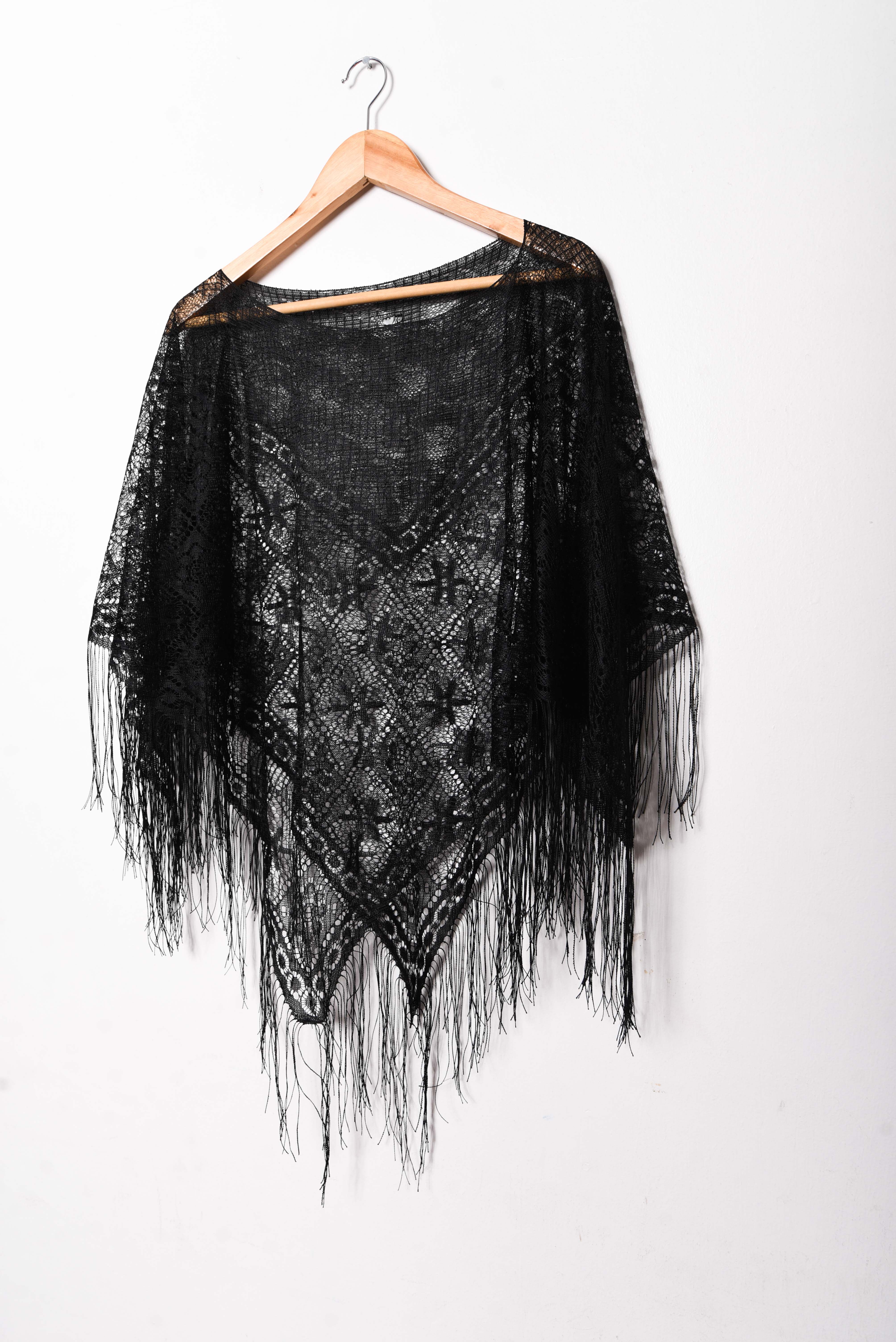 Poncho encaje negro flecos