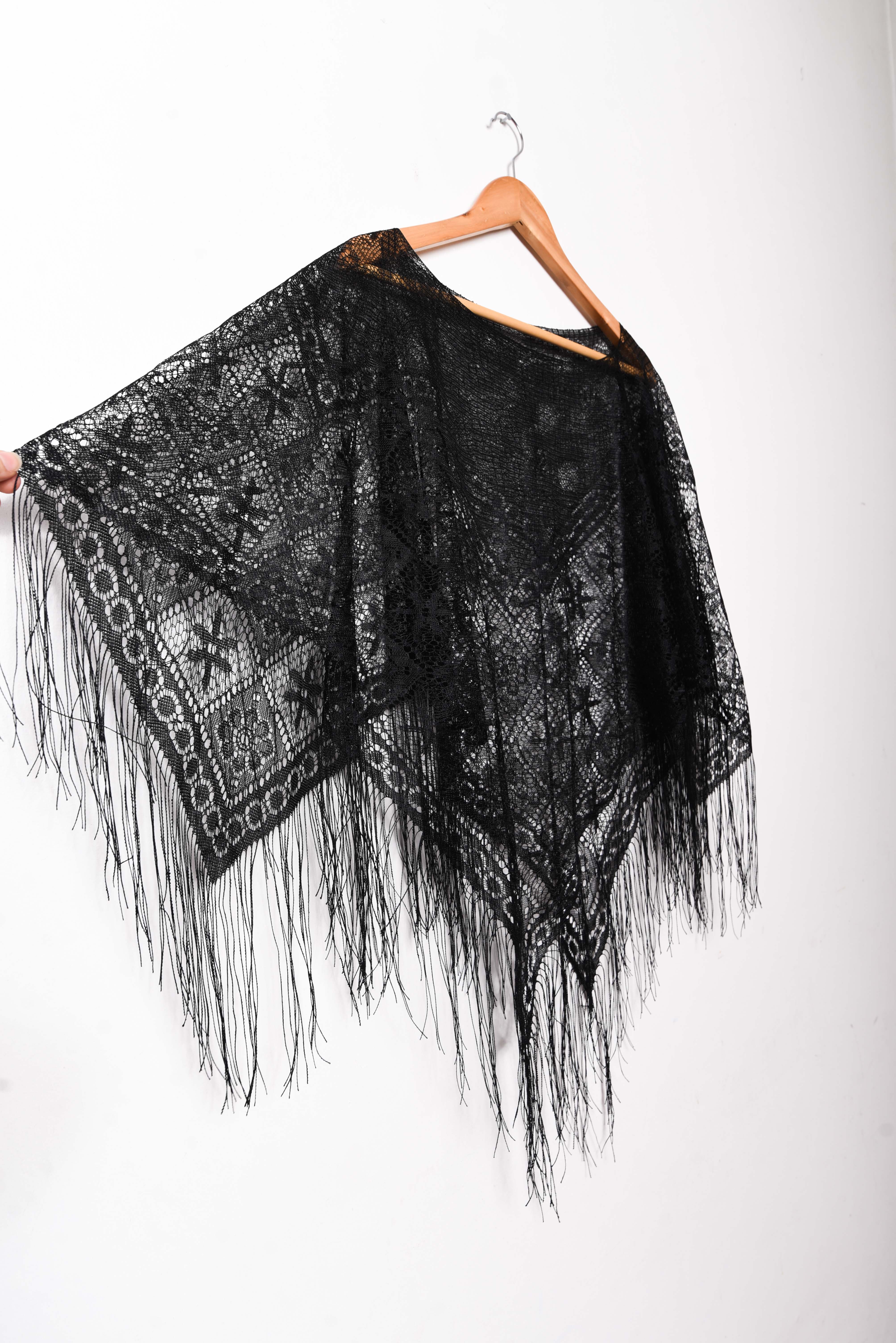 Poncho encaje negro flecos