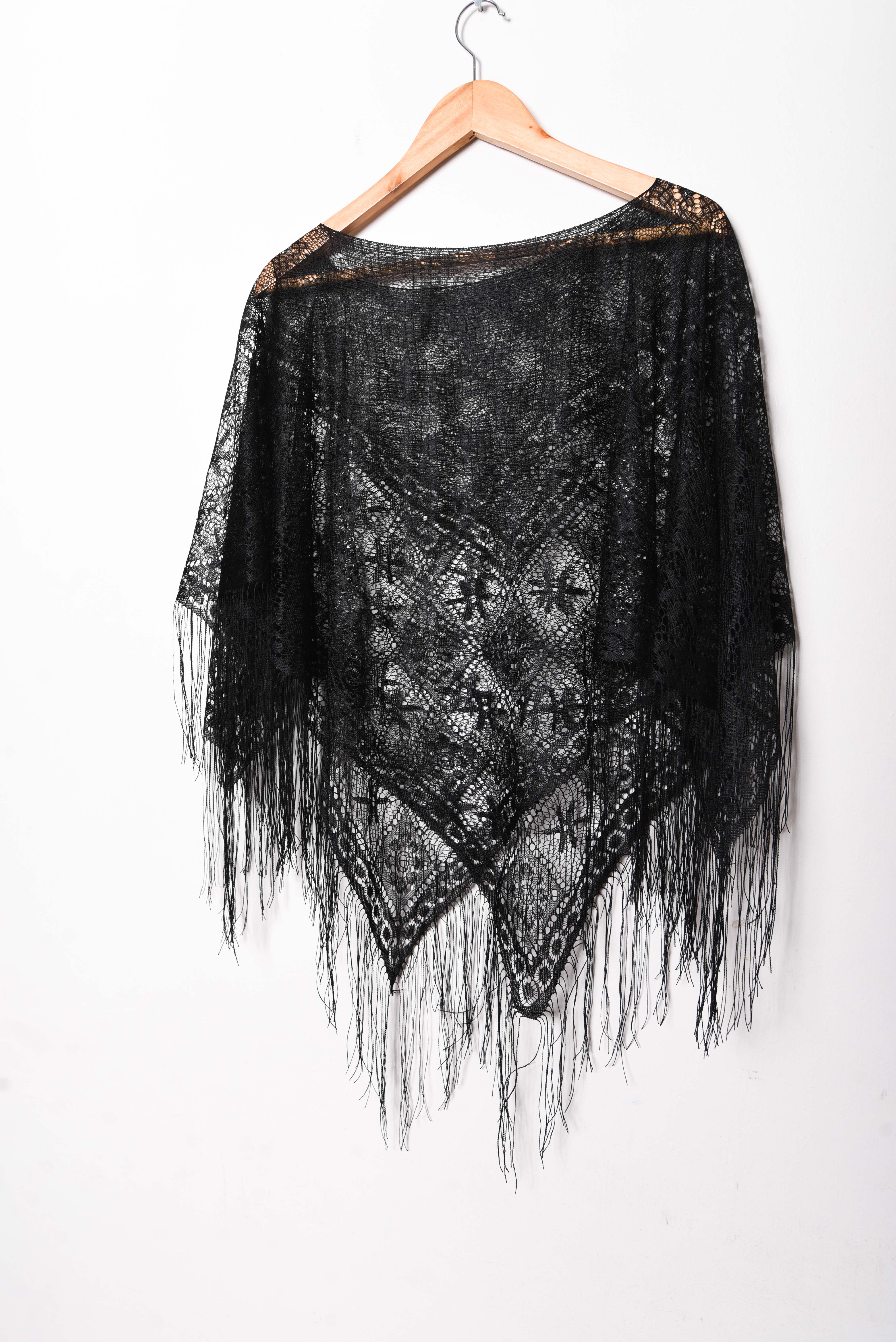Poncho encaje negro flecos