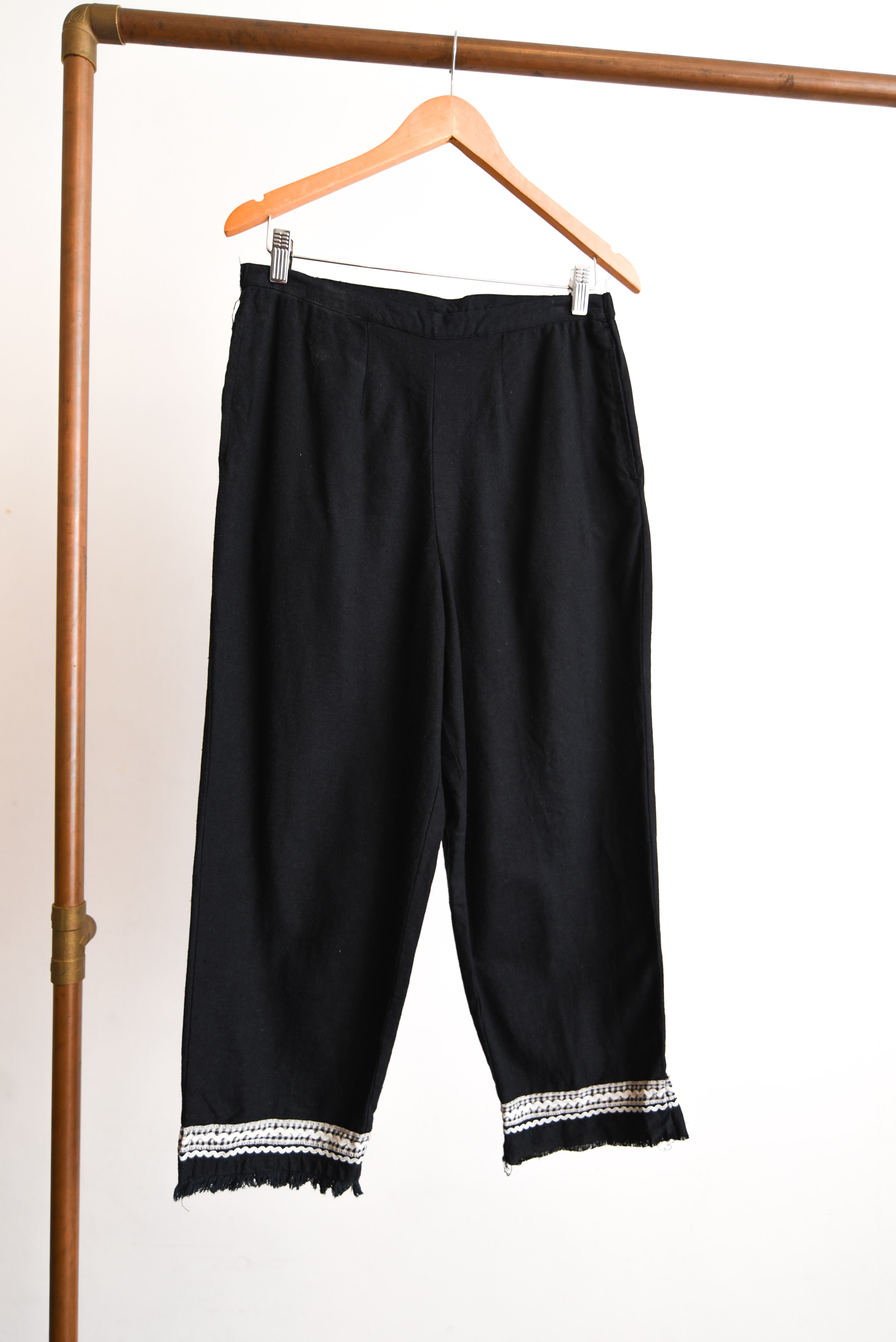 Pantalón negro y gingham