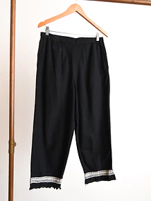 Pantalón negro y gingham