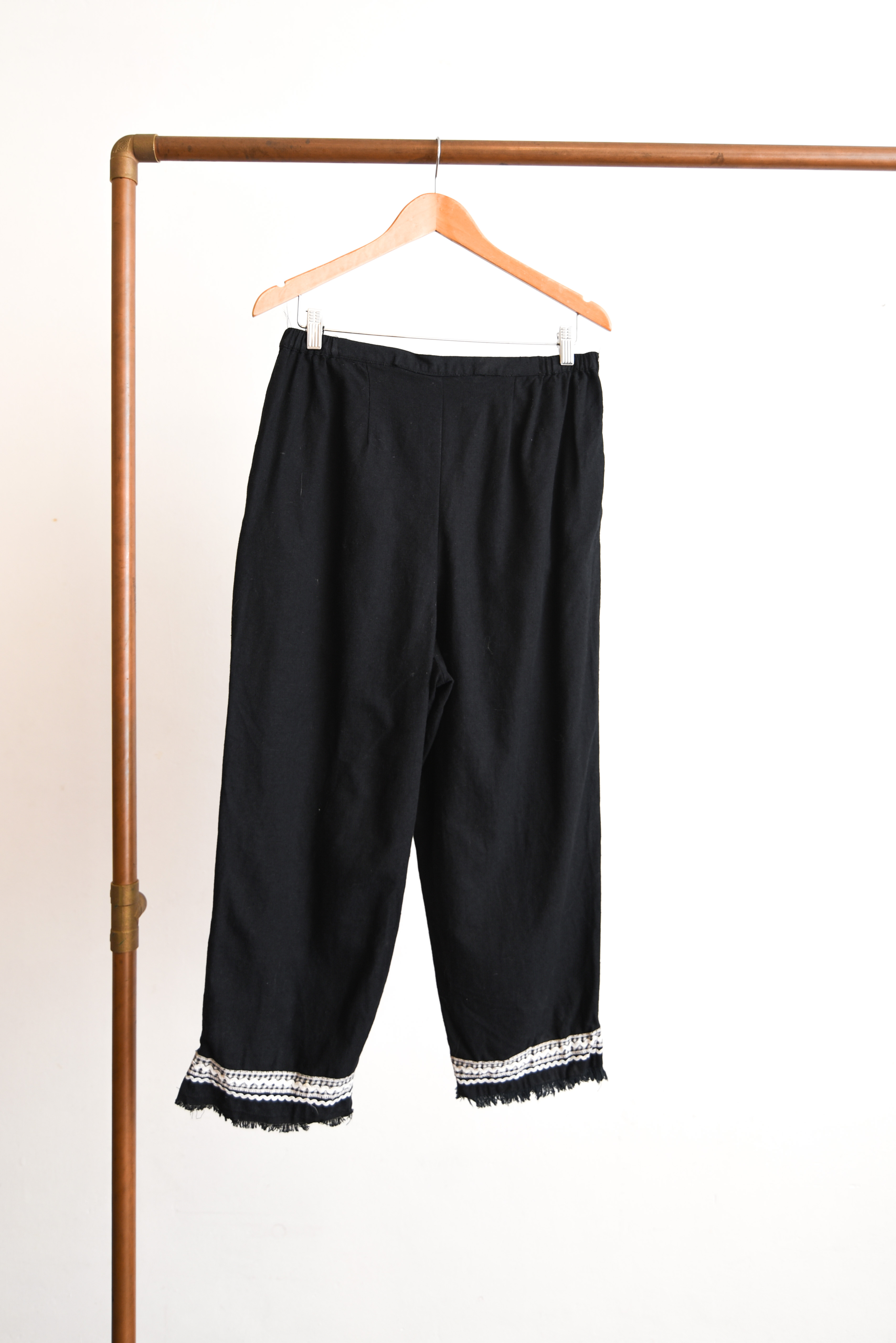 Pantalón negro y gingham