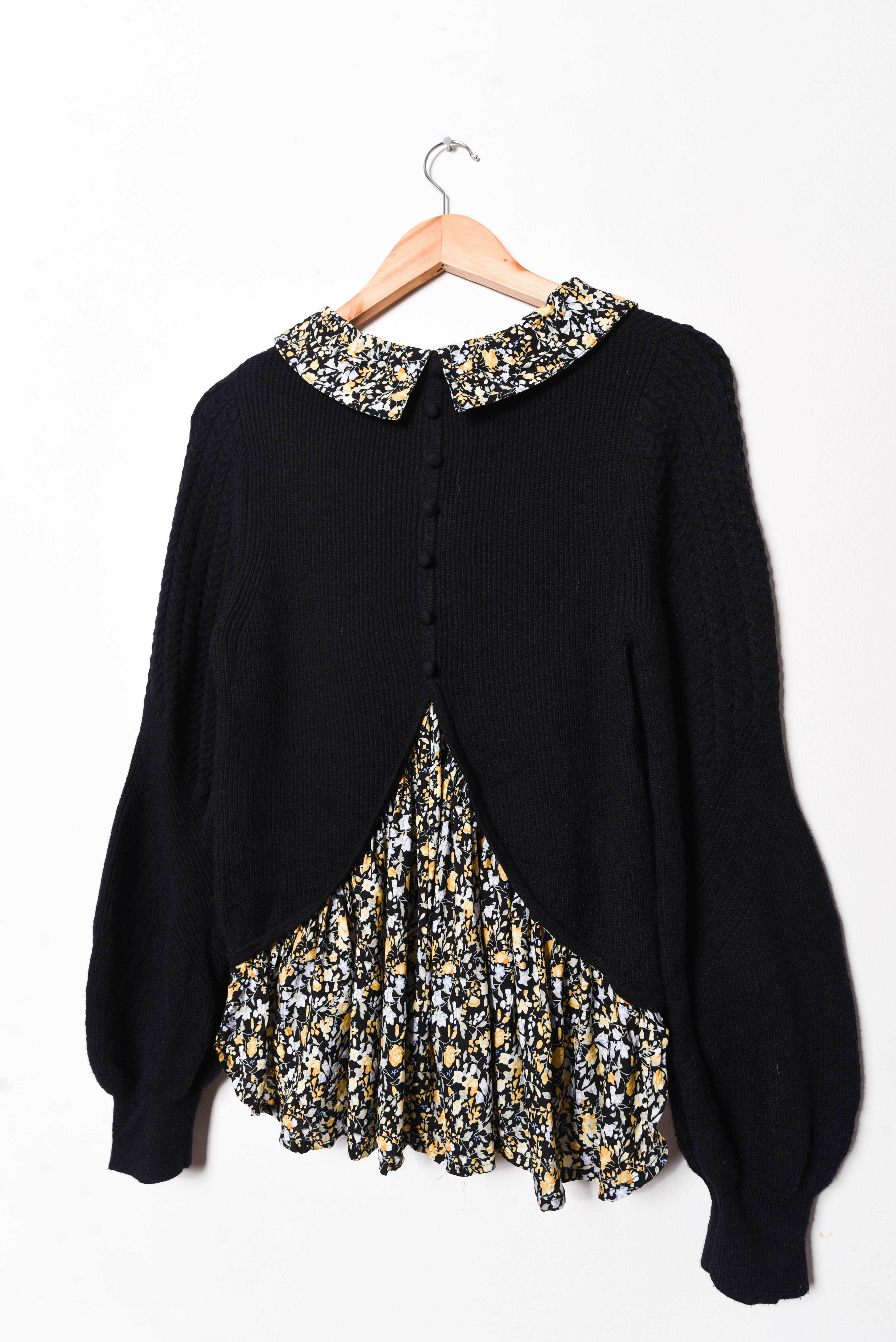Chaleco negro cuellito blusa floral