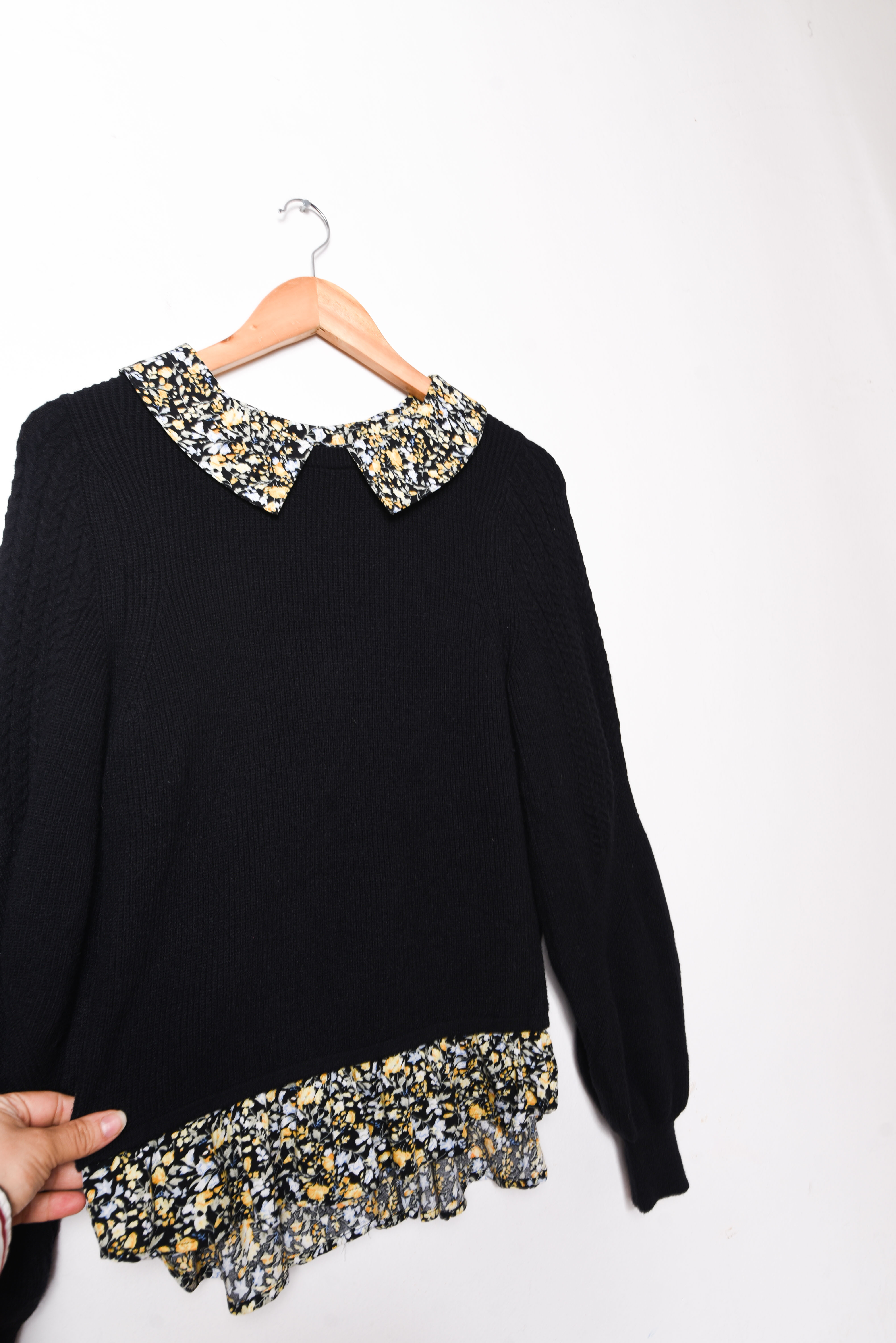 Chaleco negro cuellito blusa floral