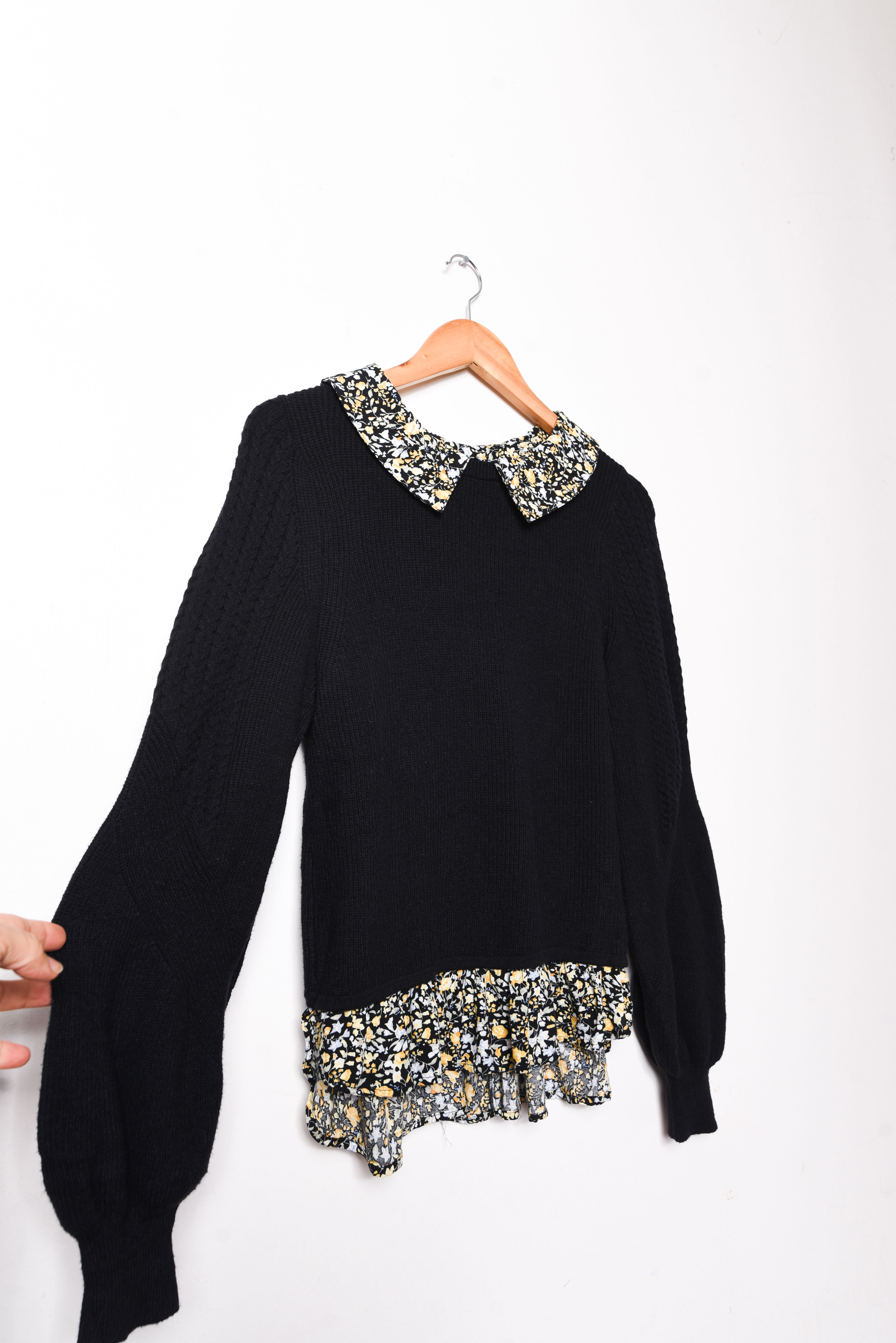 Chaleco negro cuellito blusa floral