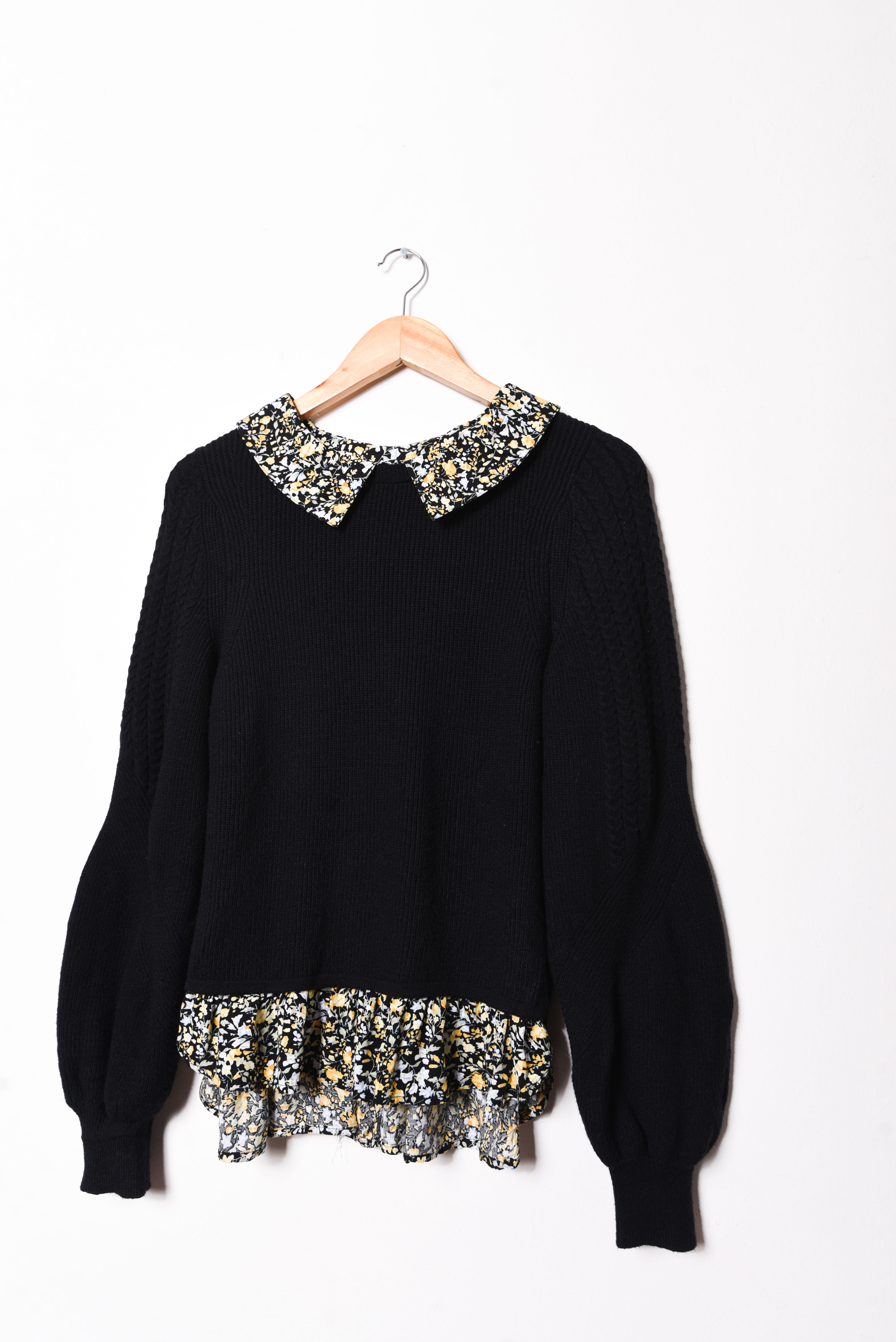 Chaleco negro cuellito blusa floral
