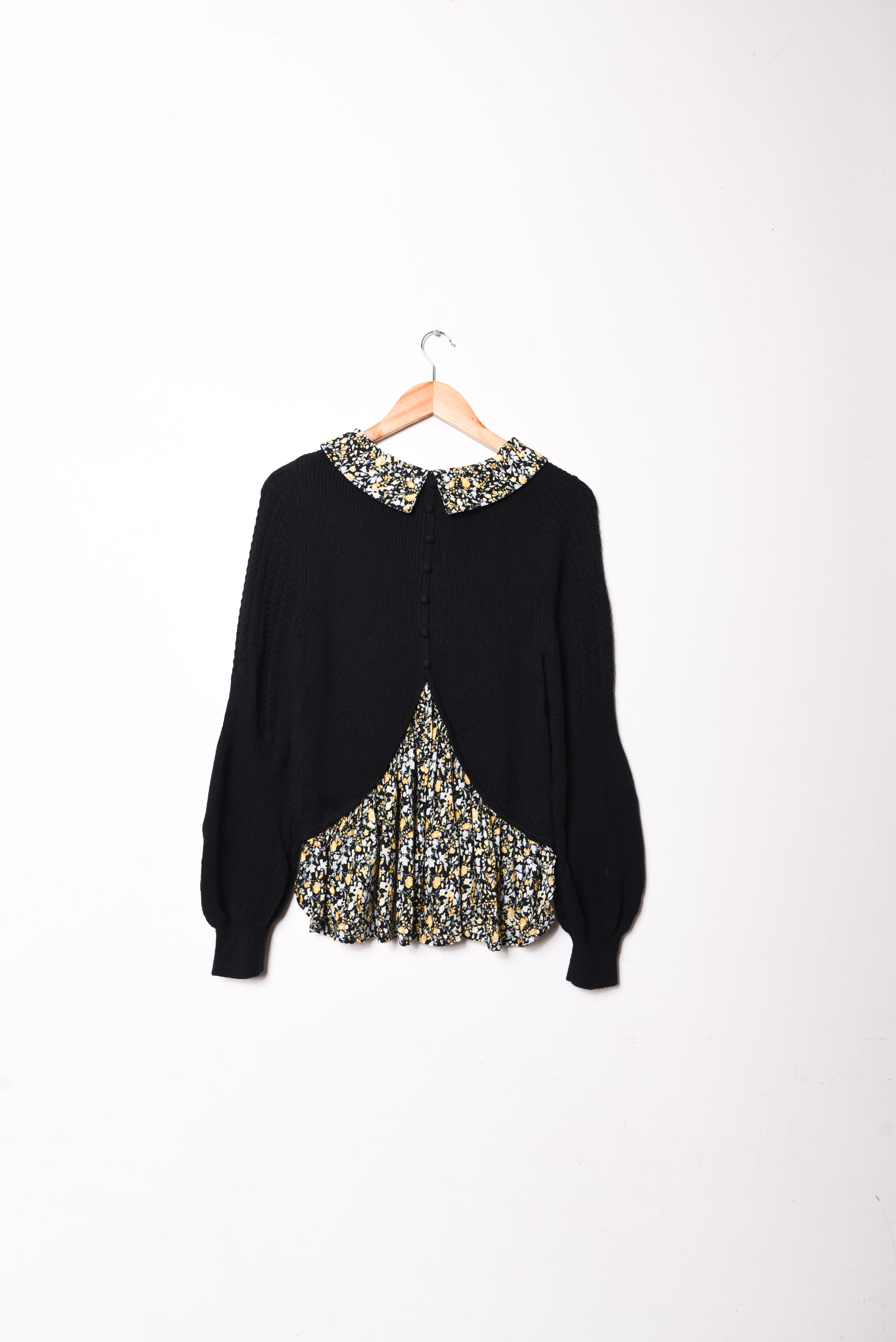 Chaleco negro cuellito blusa floral